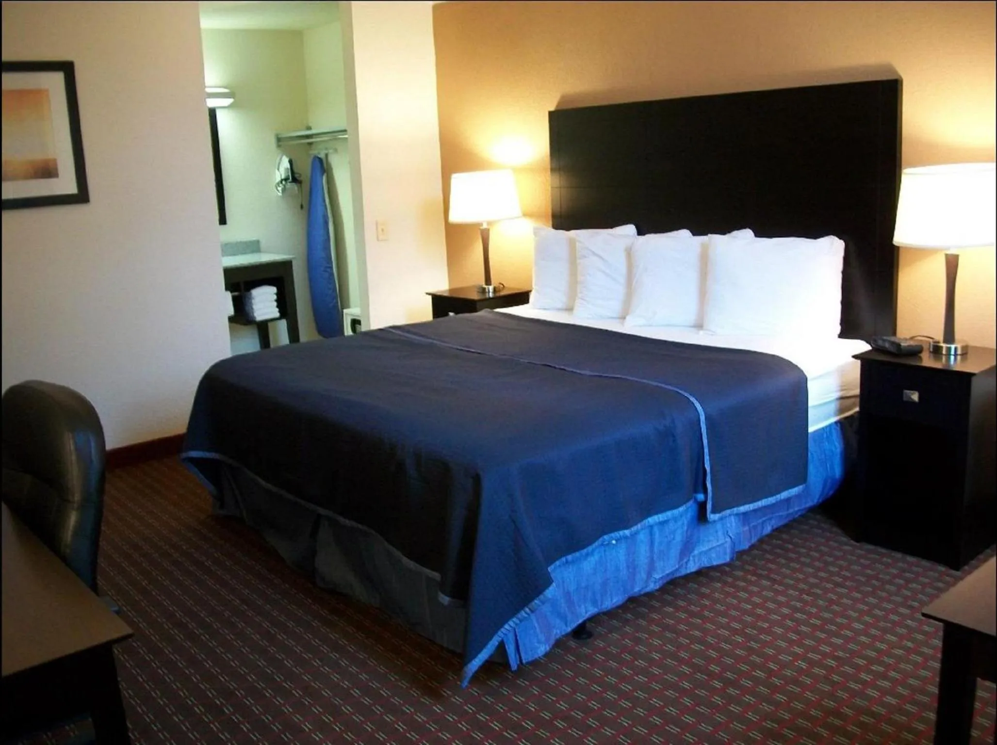 Bedroom, Bed in Americas Best Value Inn Romulus/Detroit Airport