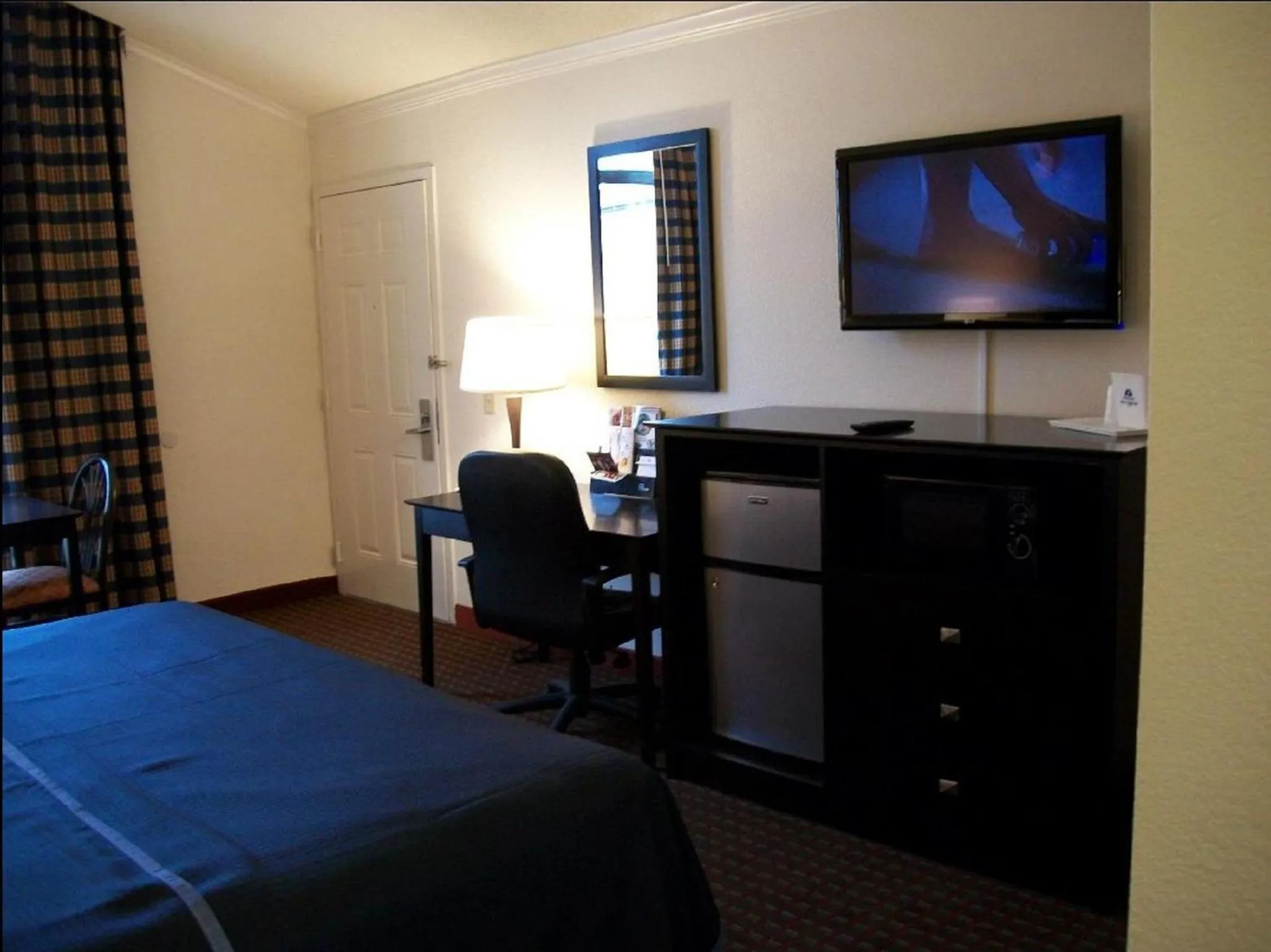 Bed in Americas Best Value Inn Romulus/Detroit Airport