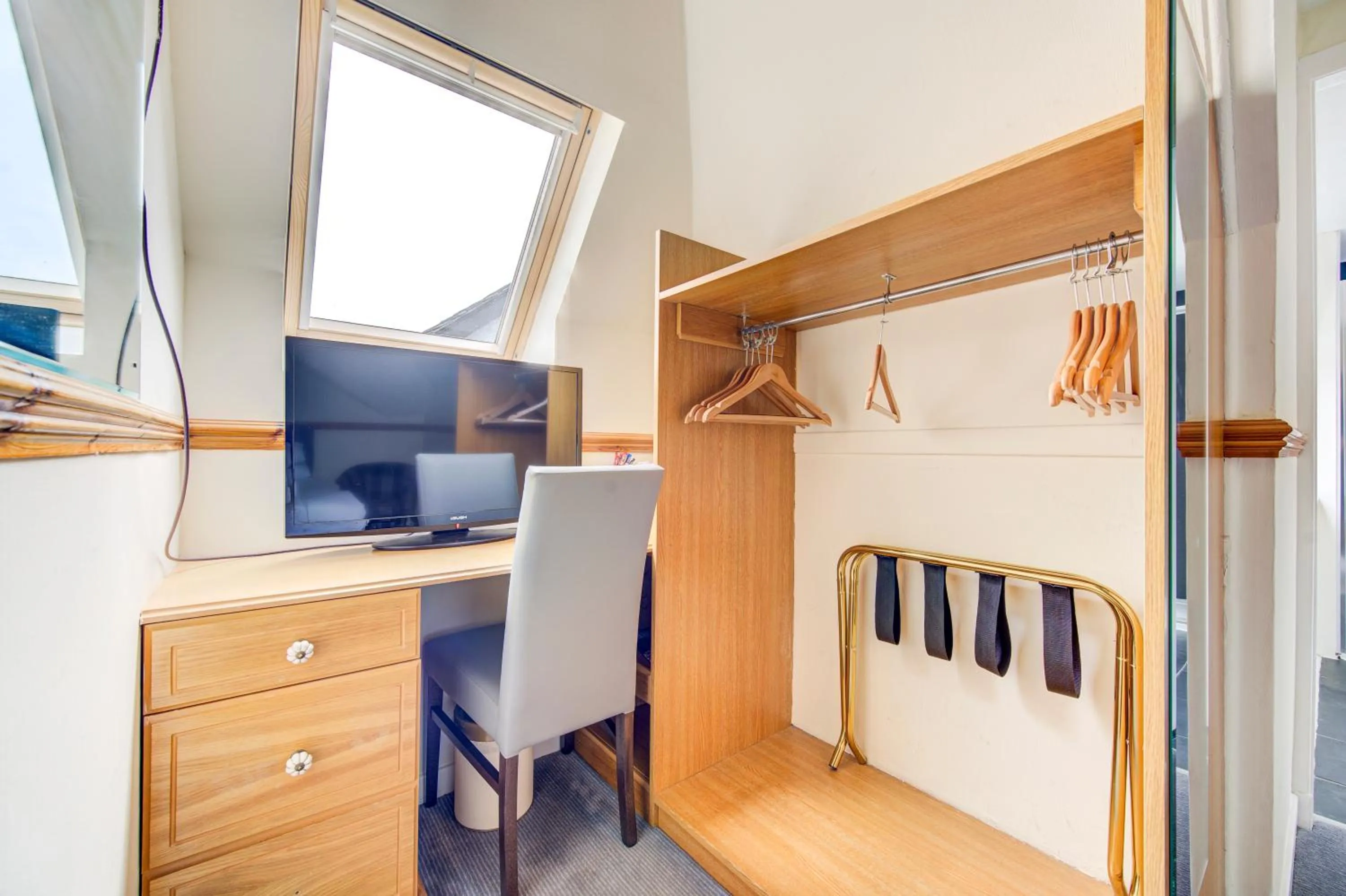 TV and multimedia, Bed in The Morar Hotel