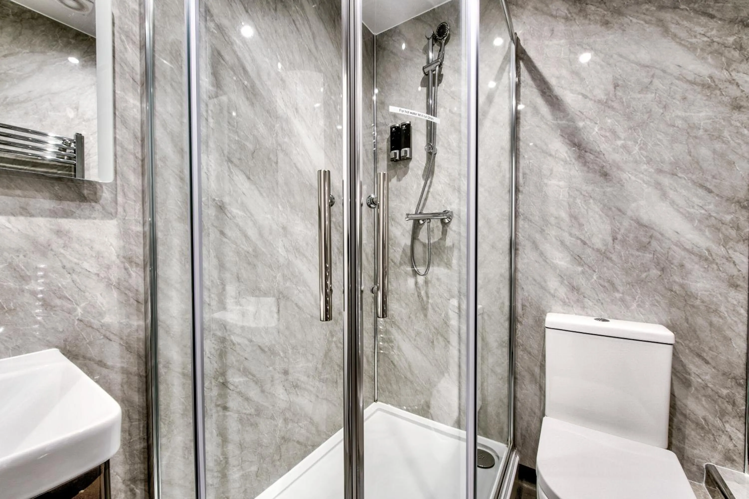 Shower in The Morar Hotel