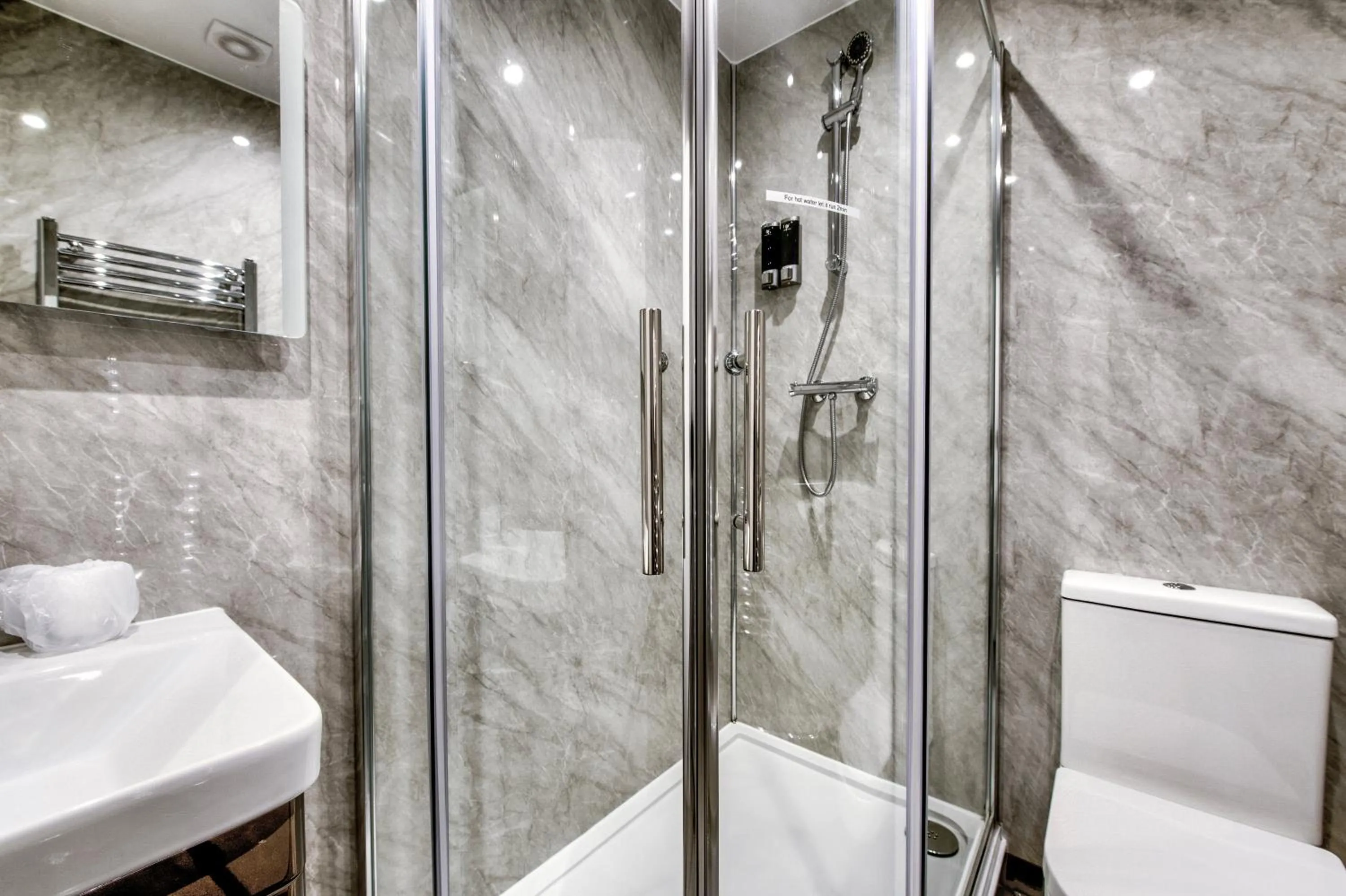 Shower in The Morar Hotel