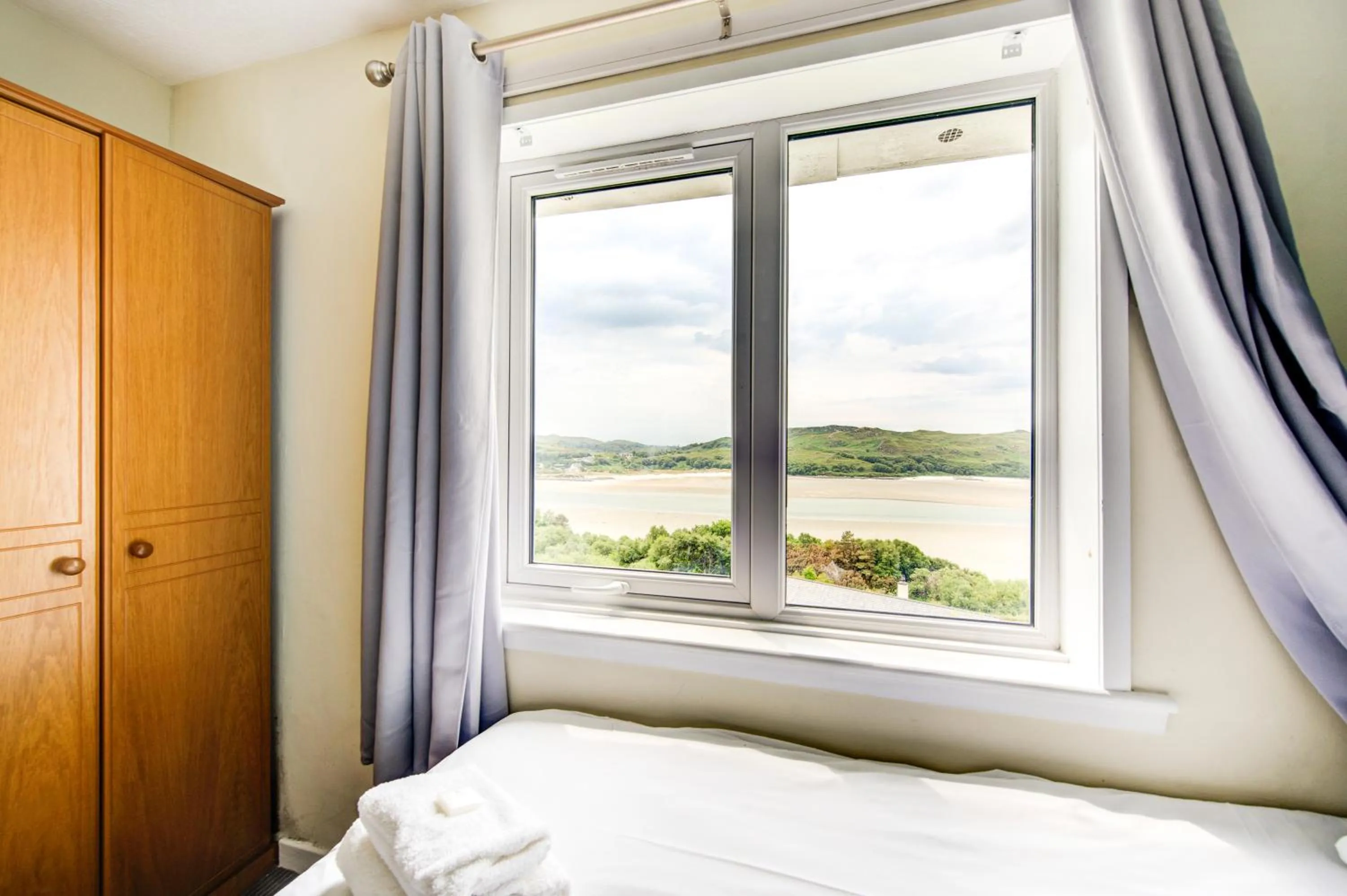 Bedroom, Bed in The Morar Hotel