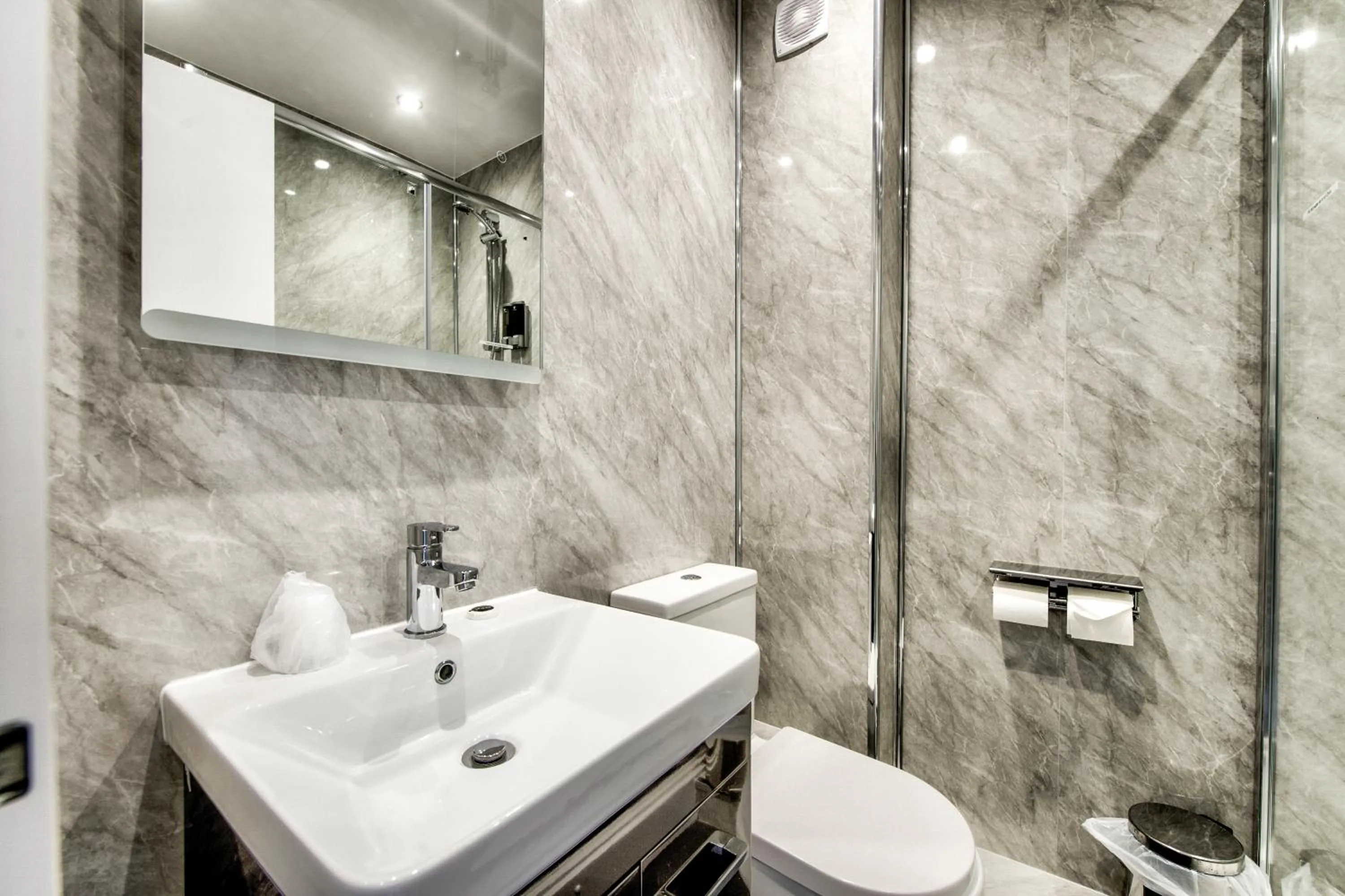 Shower in The Morar Hotel