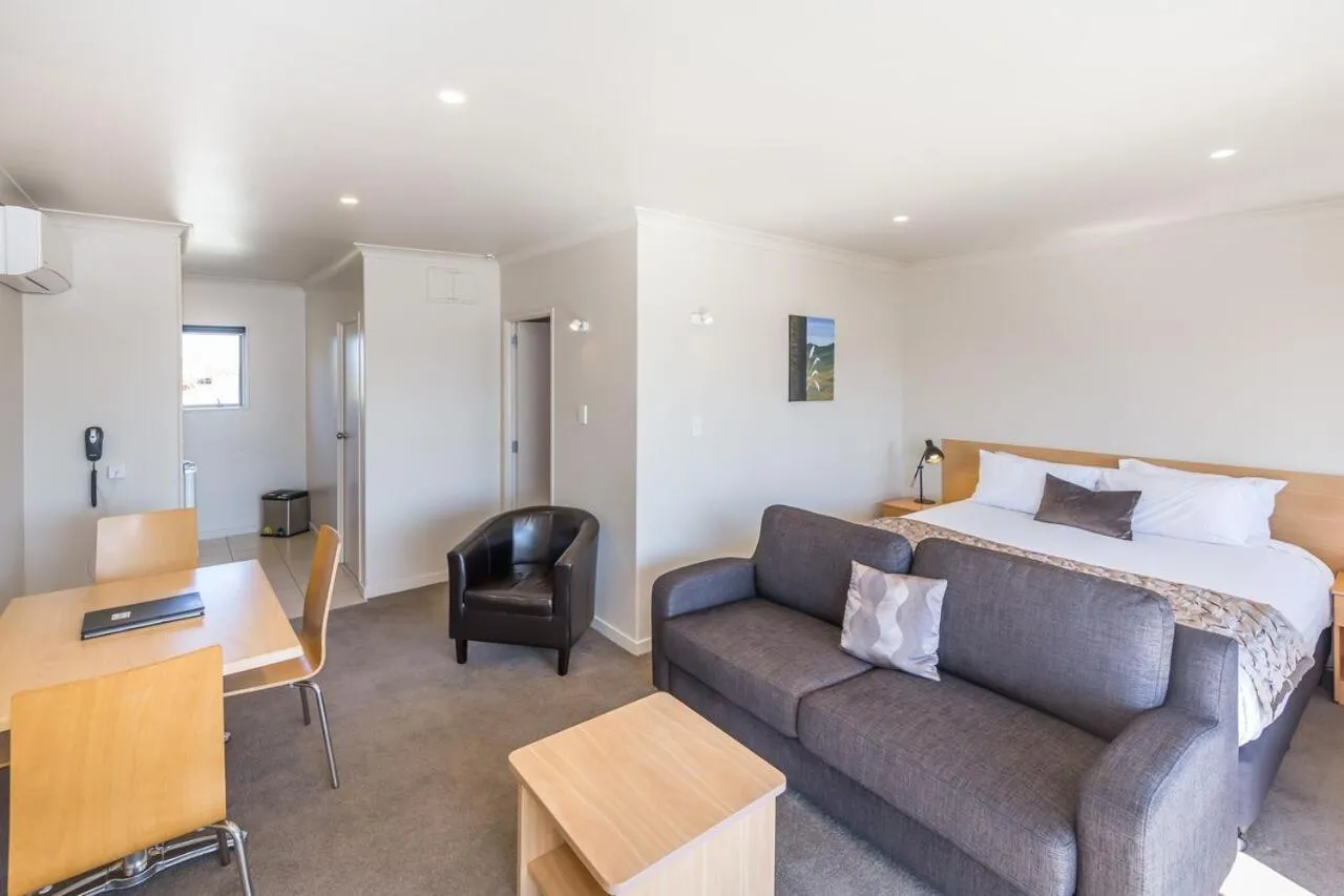 Seating area, Bed in Taylors Motel