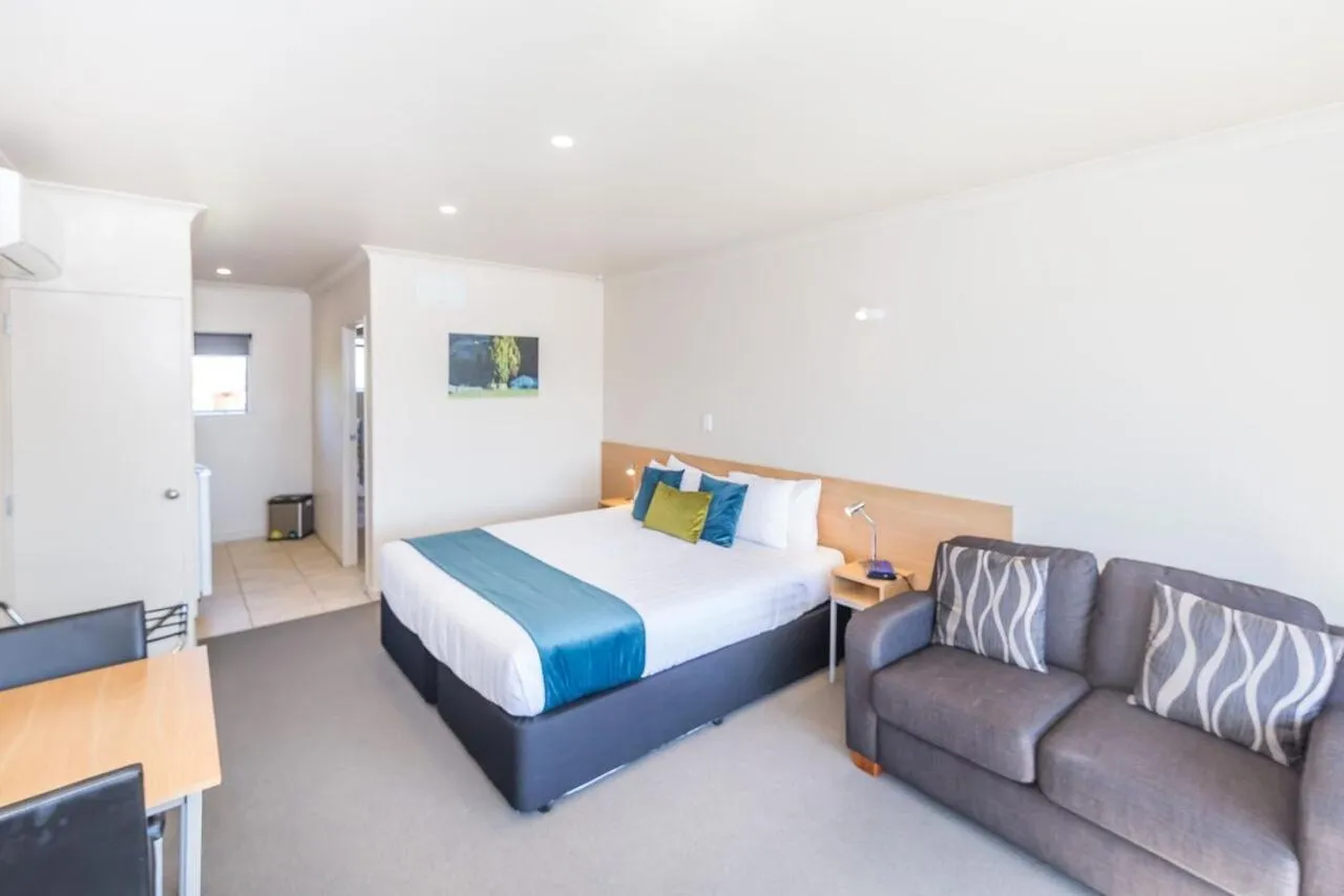 Seating area, Bed in Taylors Motel