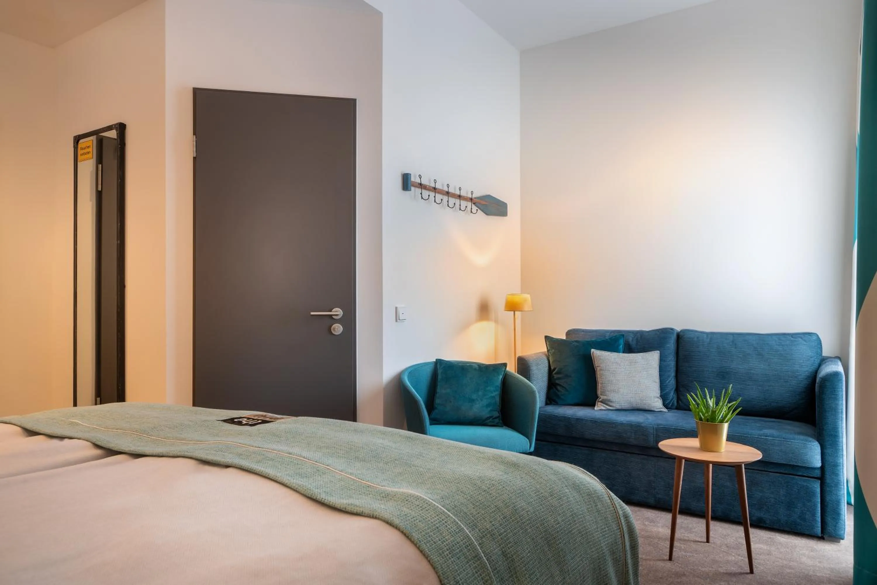 Living room, Bed in Holiday Inn - the niu, Rig Lübeck by IHG