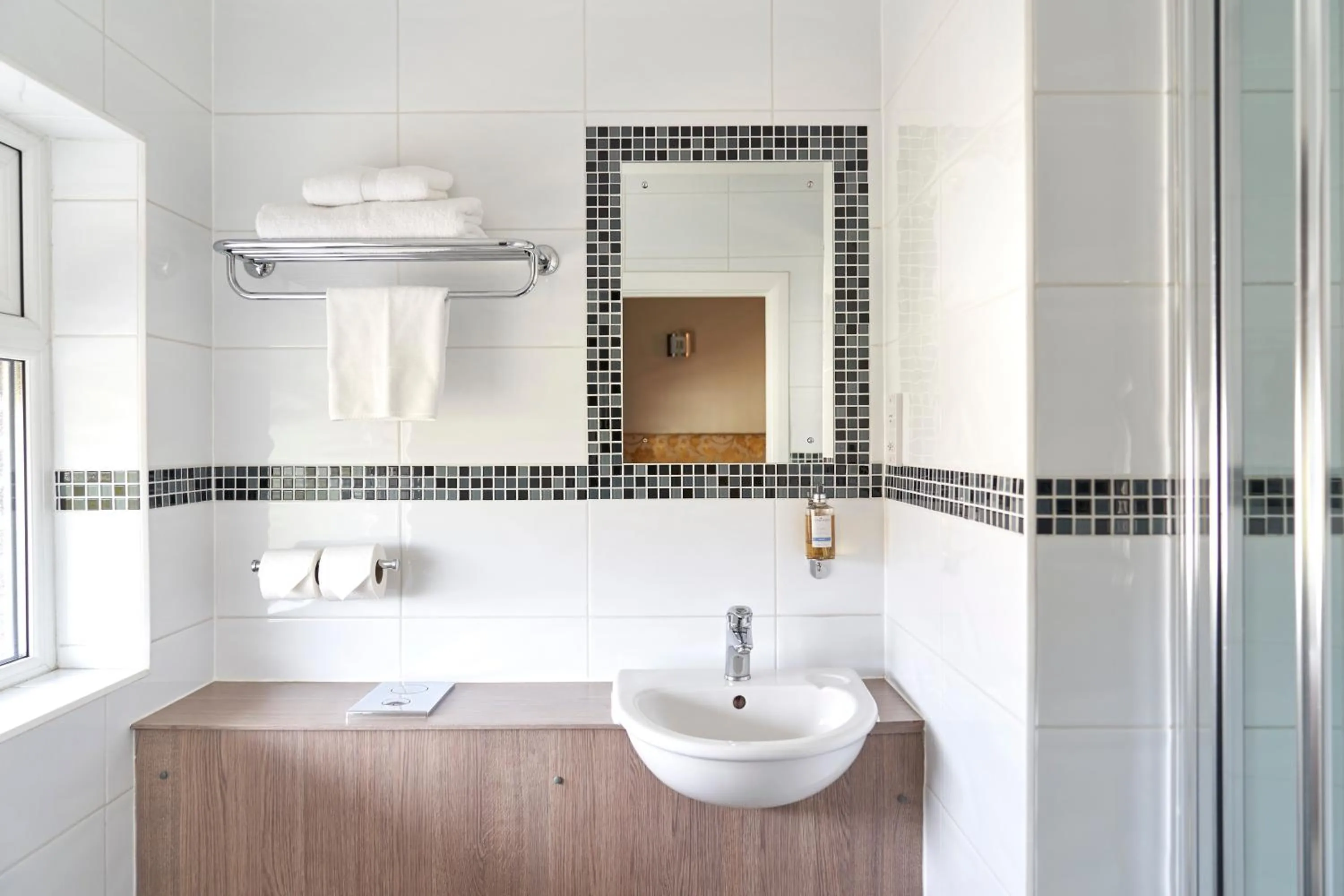 Bathroom in Antoinette Hotel Wimbledon