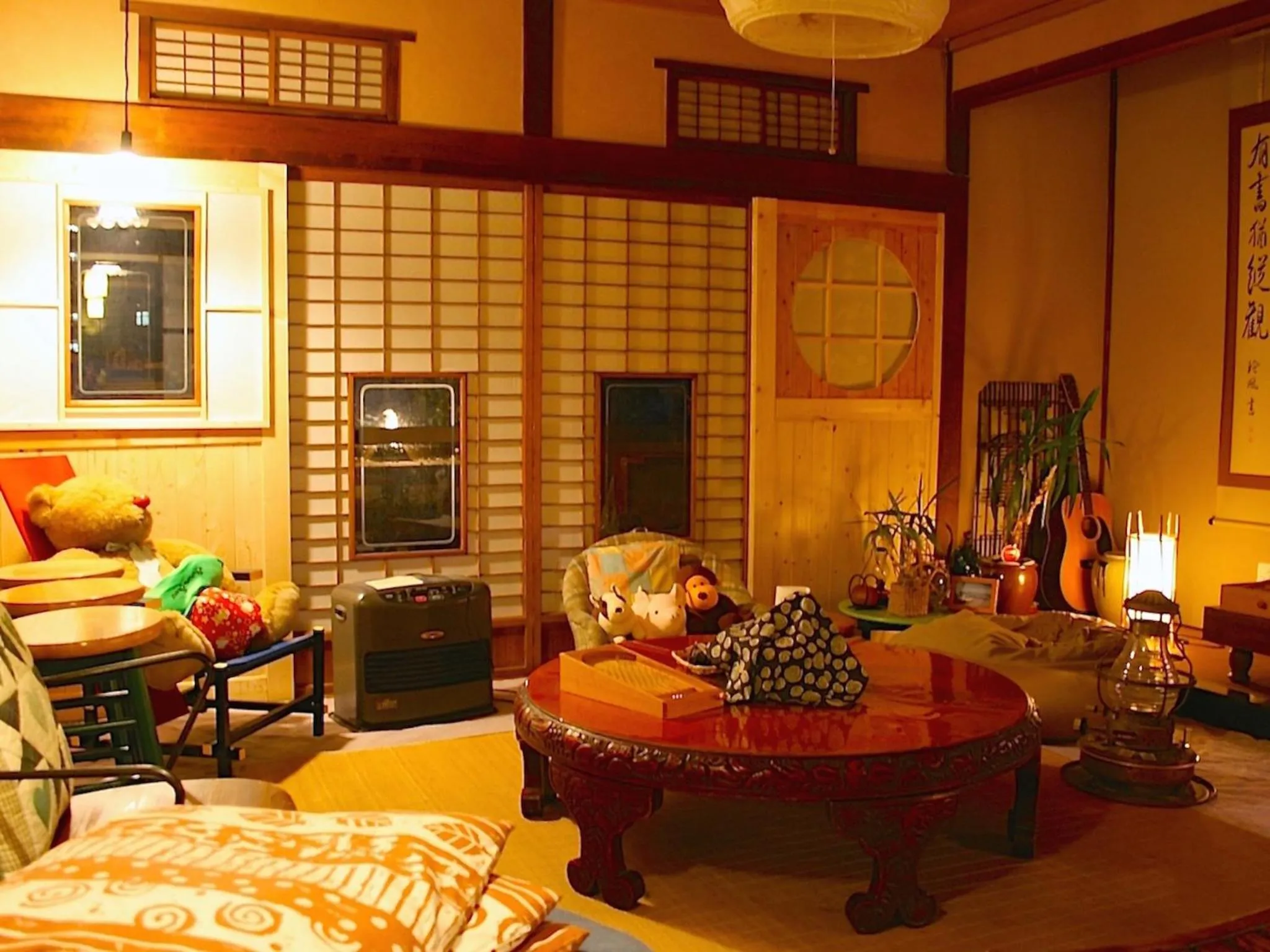 Communal lounge/ TV room in The Otaornai Backpacker's Hostel Morinoki