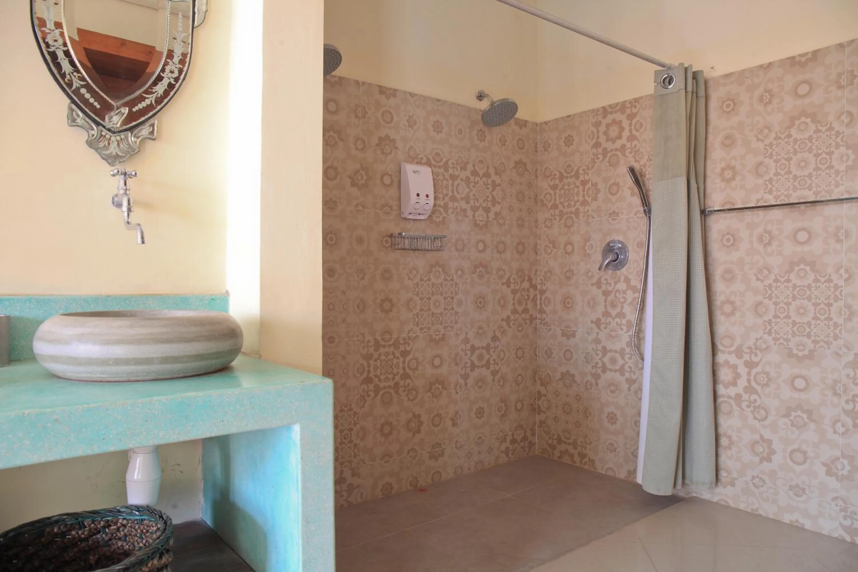 Shower in Villa Pondok Terra
