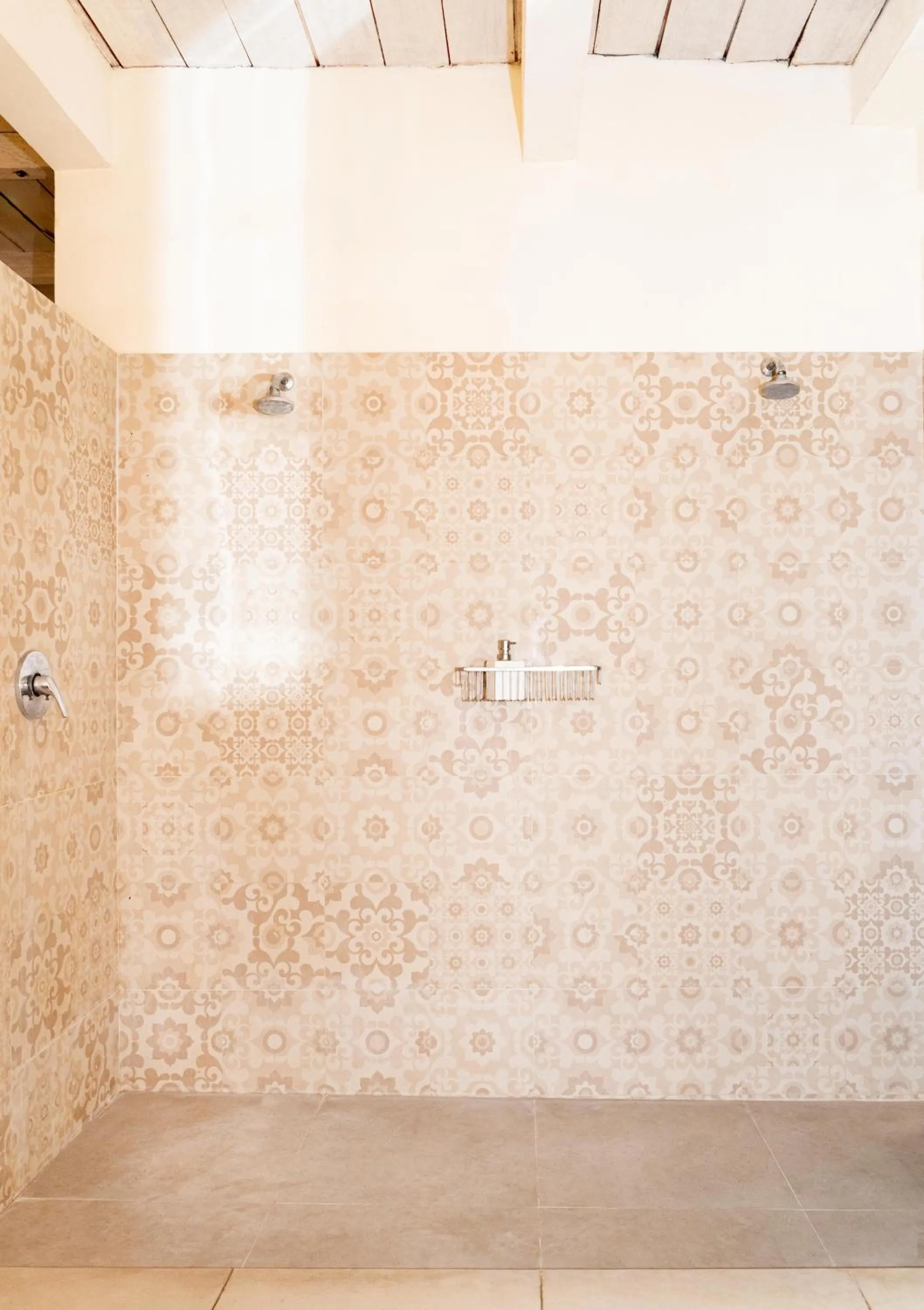 Shower in Villa Pondok Terra