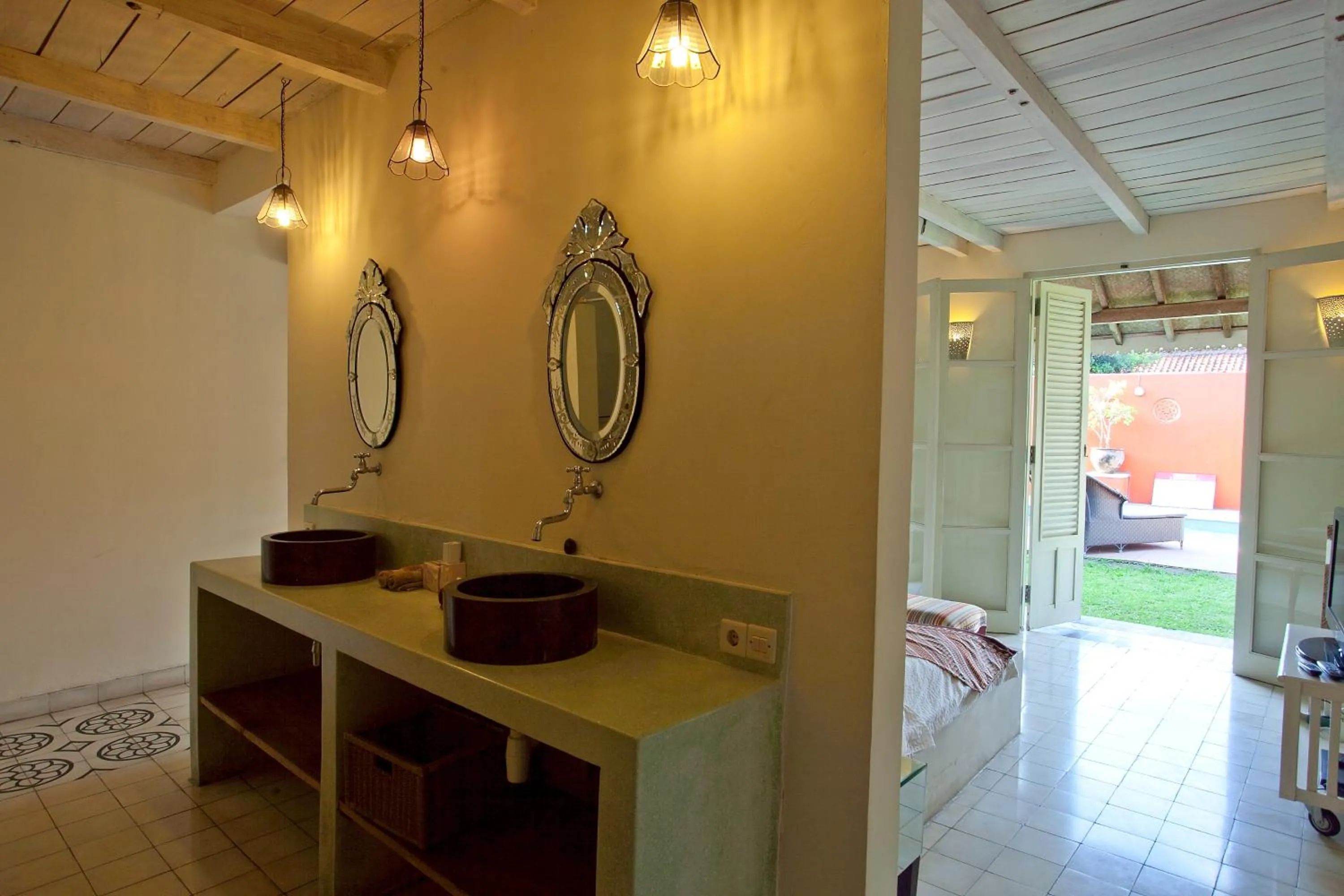 Shower in Villa Pondok Terra