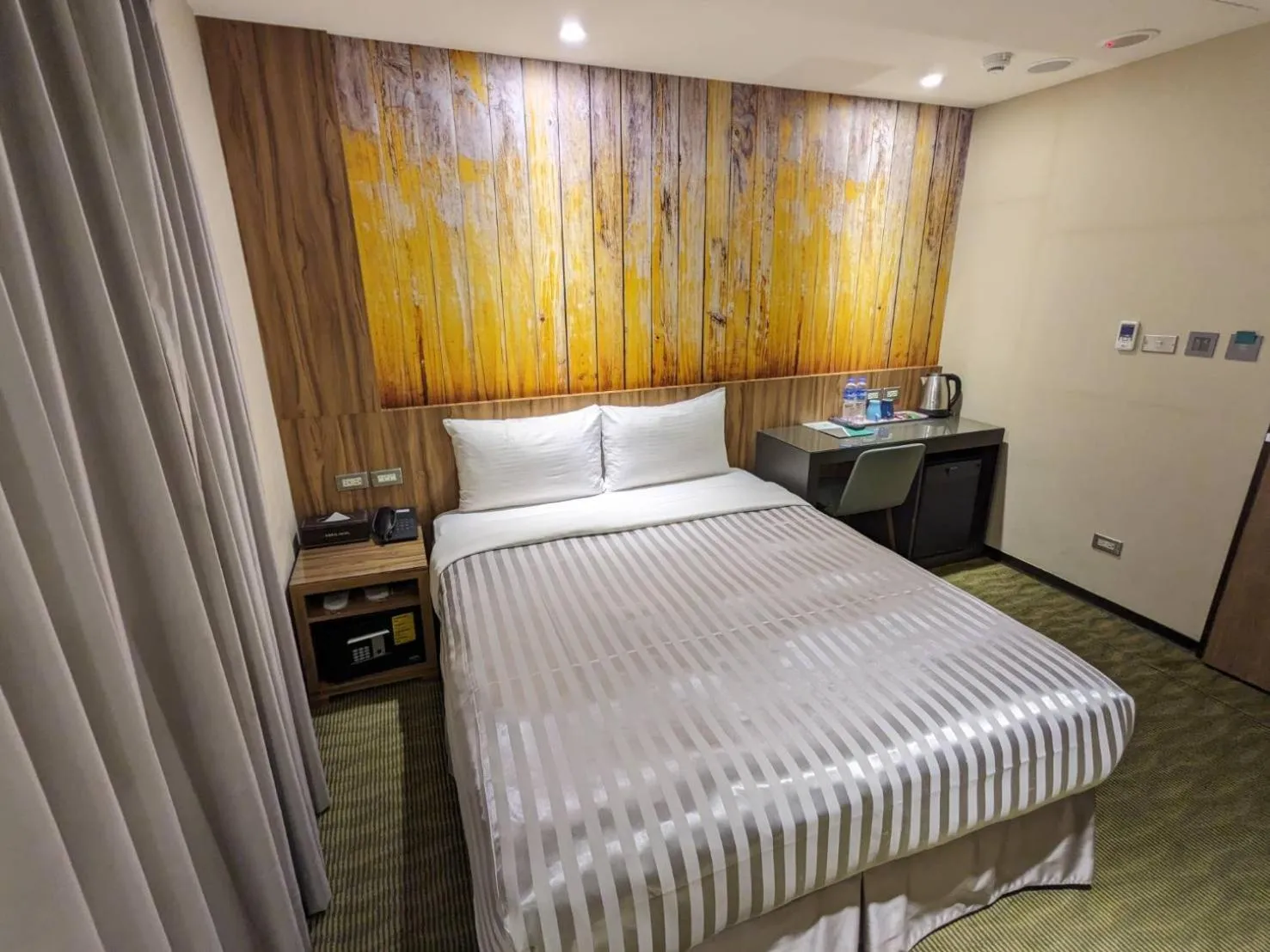 Bed in Ximen Hotel B