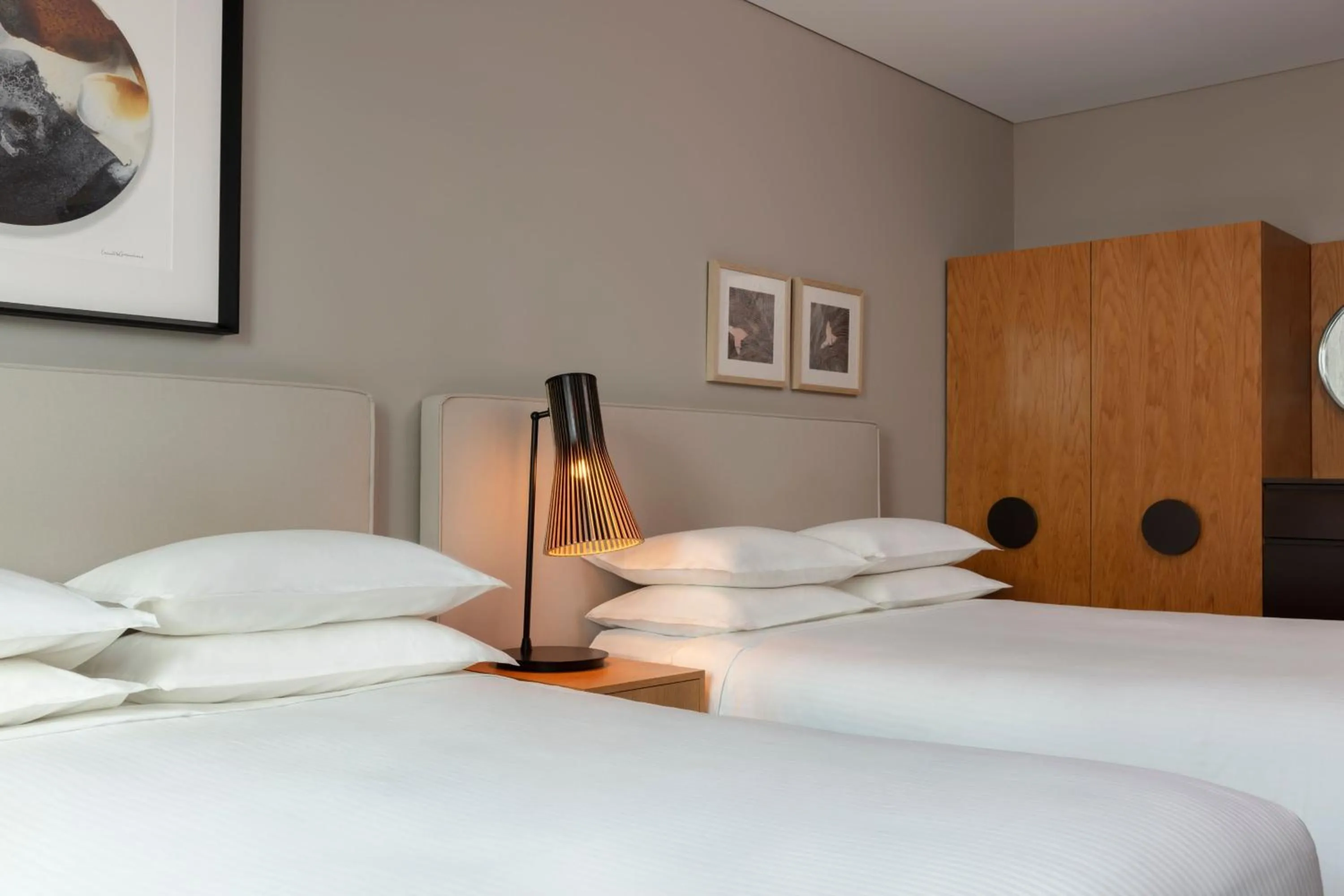 Photo of the whole room, Bed in Four Points by Sheraton Sydney, Central Park