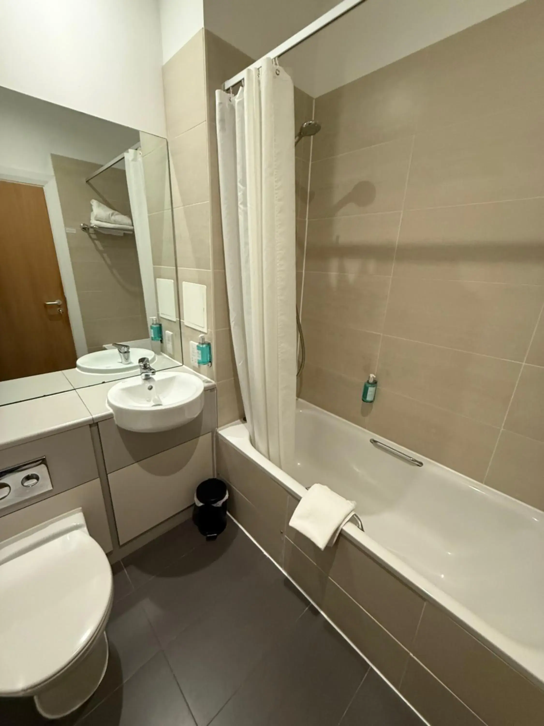 Bathroom in Best Western Balgeddie House Hotel Bathroom in Best Western Balgeddie House Hotel