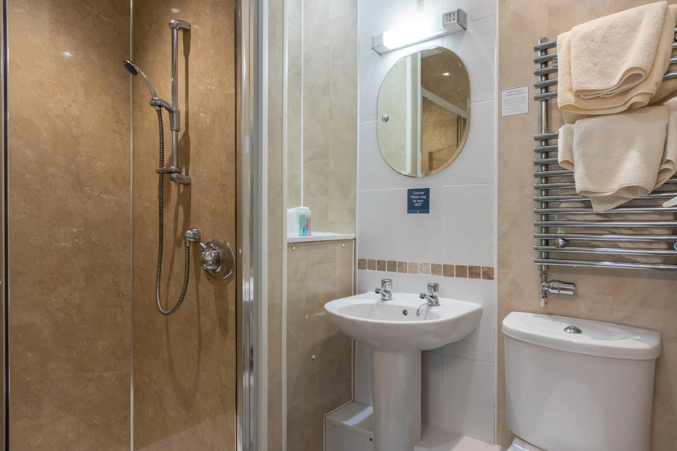Shower in Windermere Park B&B inc Free off-site Health Club