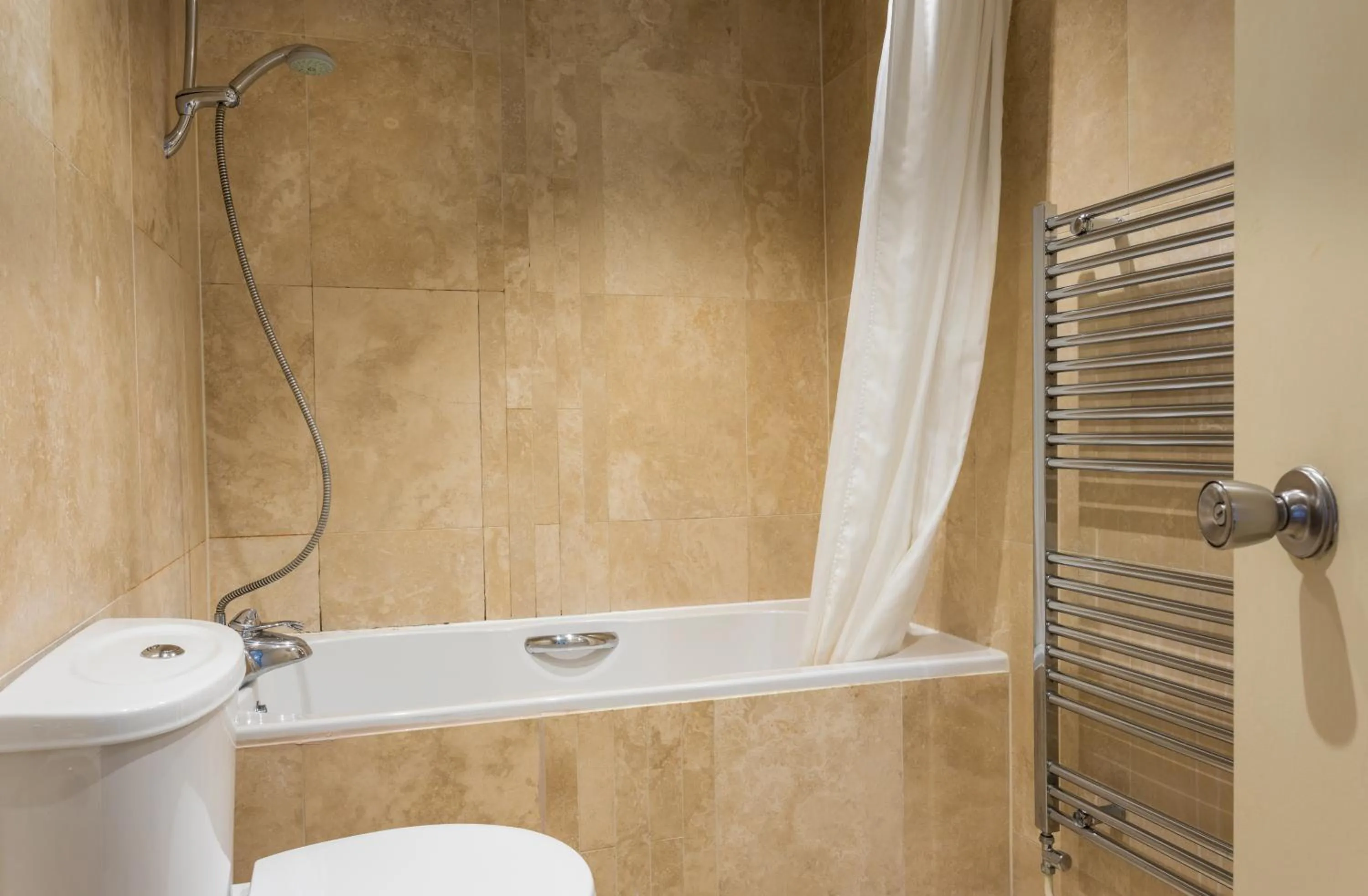 Bathroom in Windermere Park B&B inc Free off-site Health Club