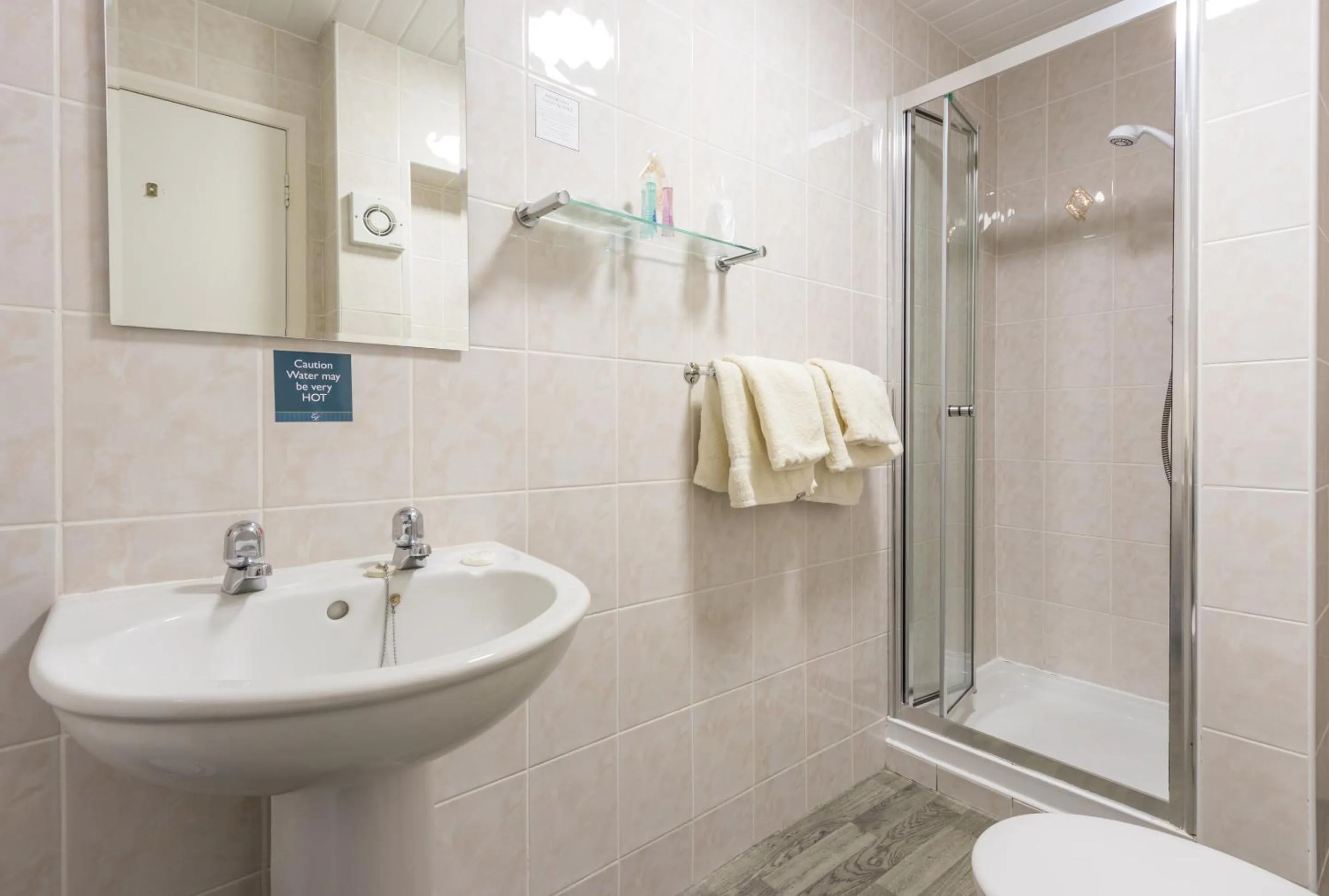 Shower in Windermere Park B&B inc Free off-site Health Club