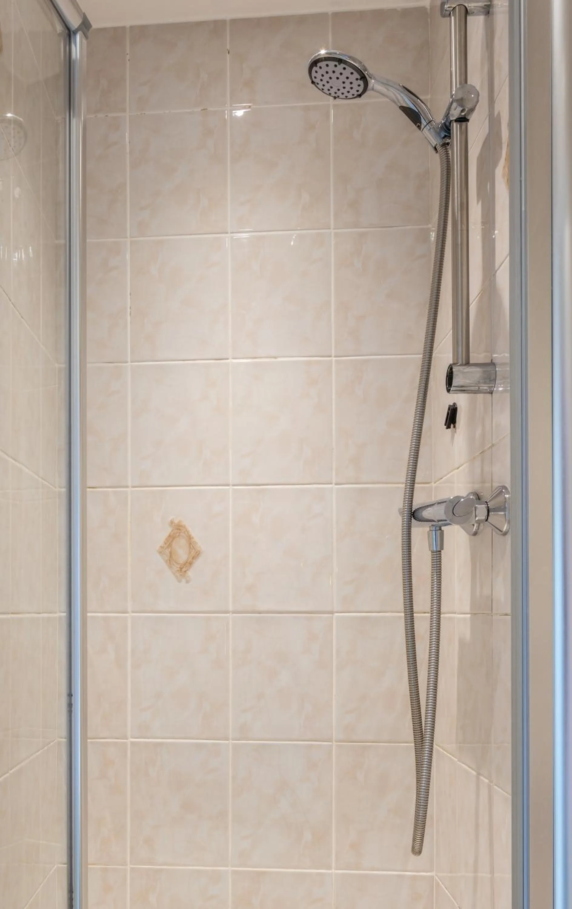Shower in Windermere Park B&B inc Free off-site Health Club