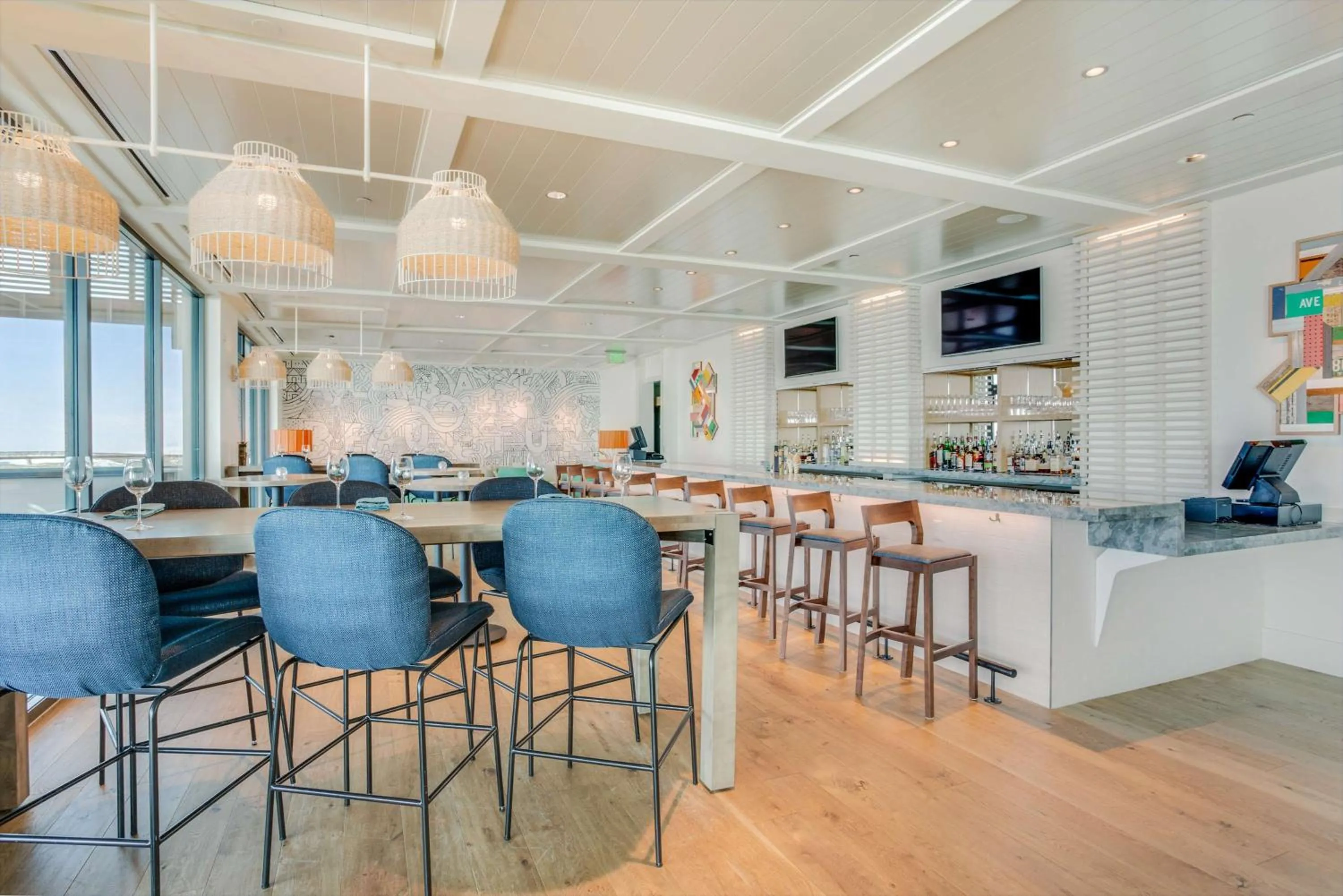 Lounge or bar in The Lodge at Gulf State Park, A Hilton Hotel