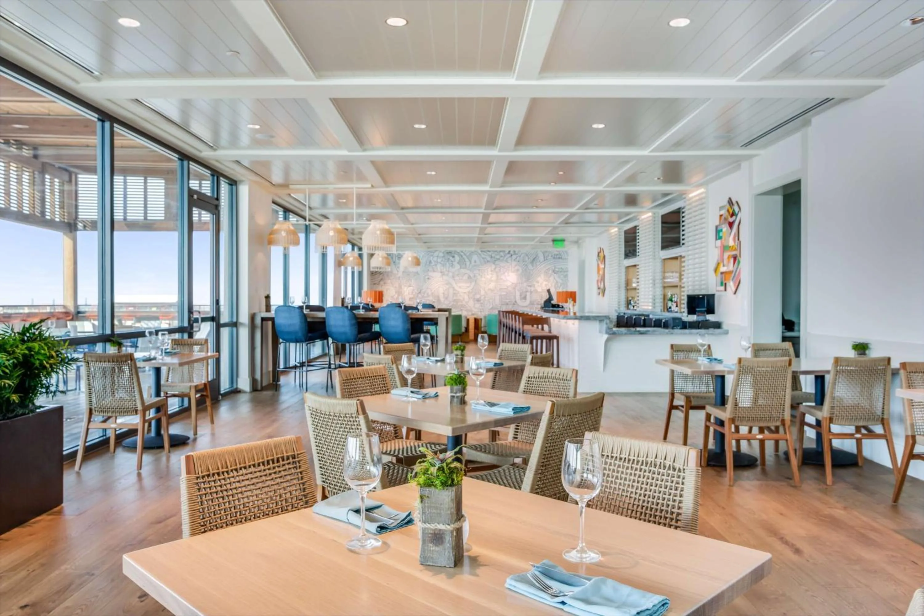 Lounge or bar in The Lodge at Gulf State Park, A Hilton Hotel