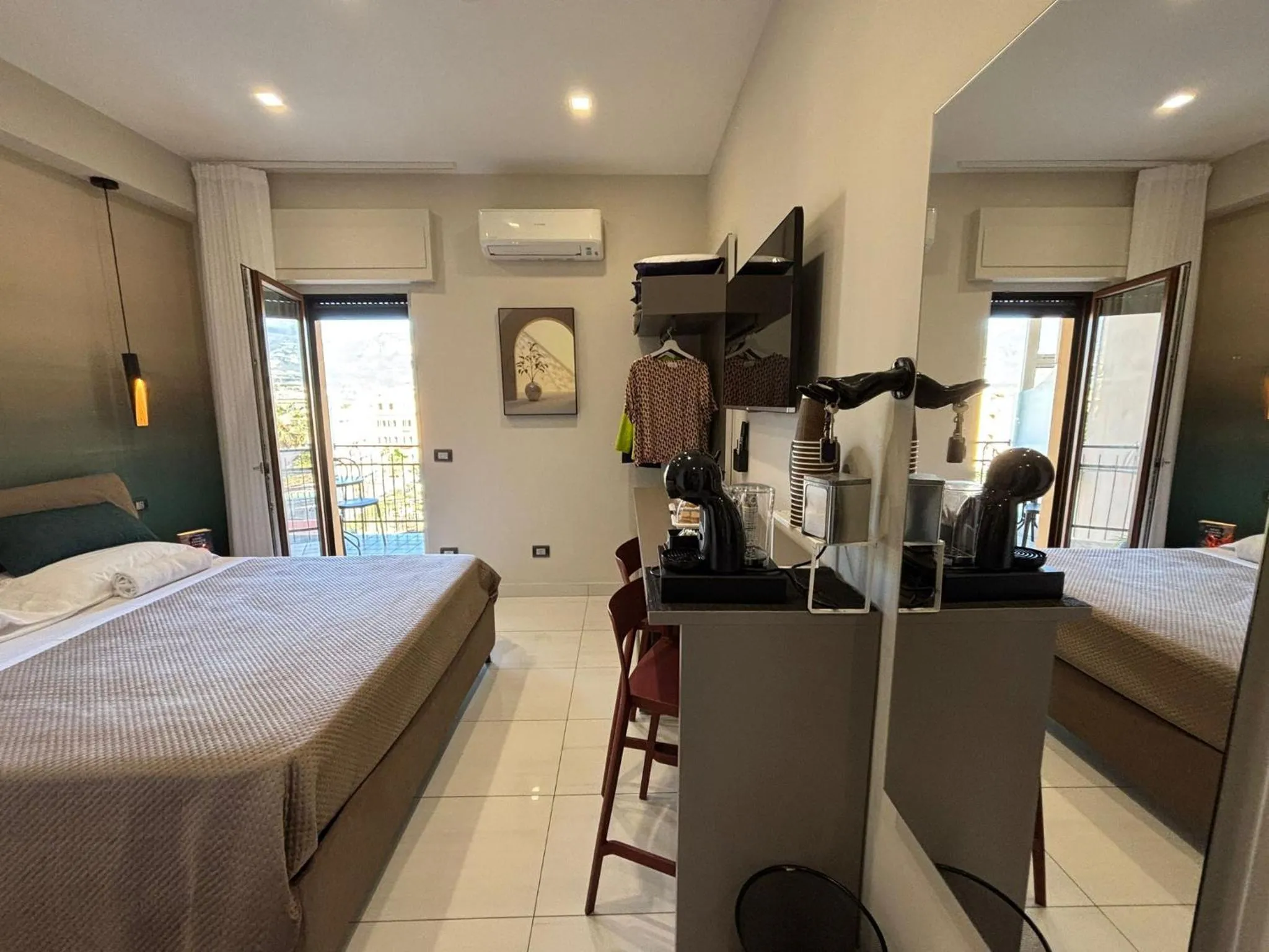 Photo of the whole room, Bed in Estate4home - ChristAl