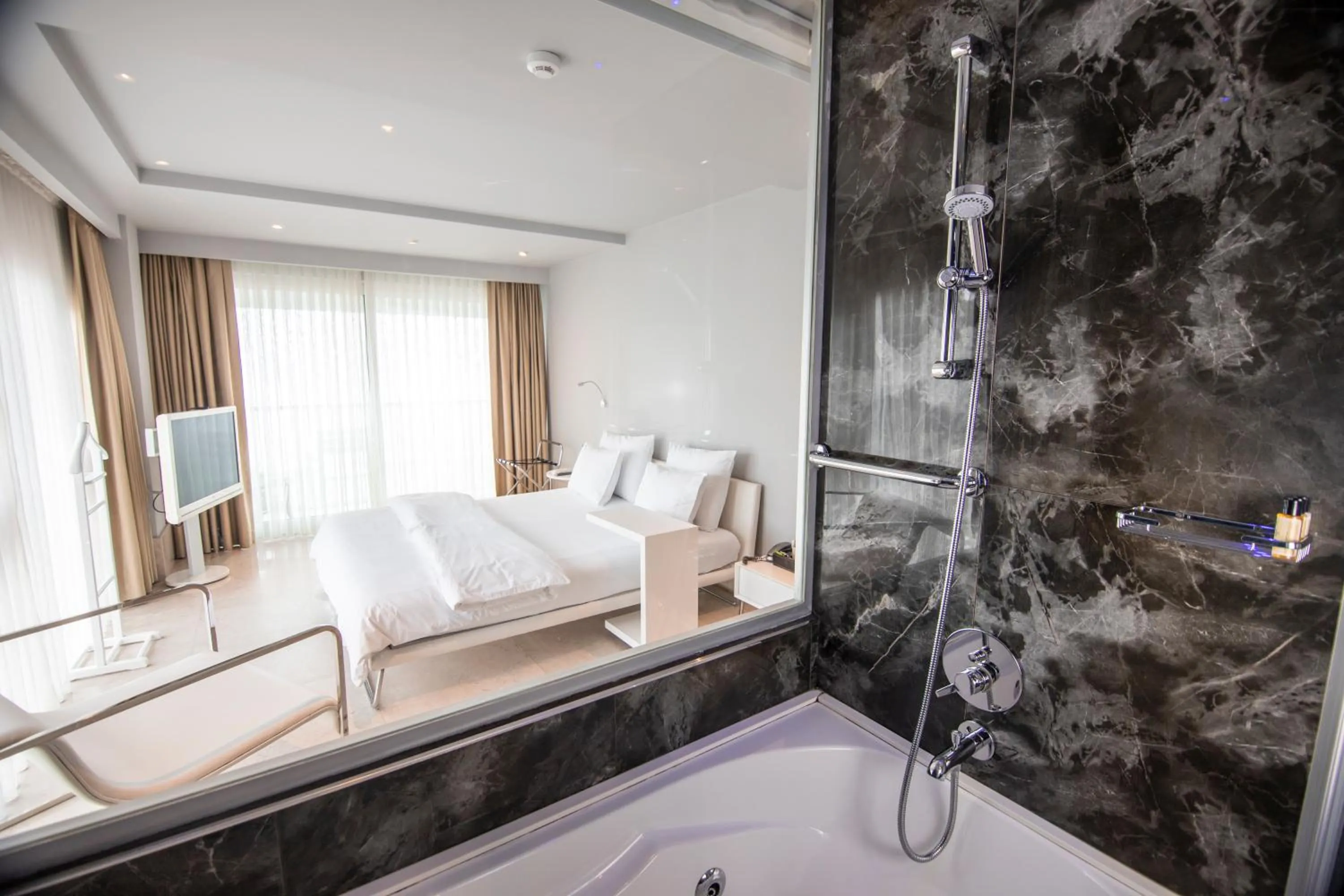 Bathroom, Bed in Venn Boutique Hotel