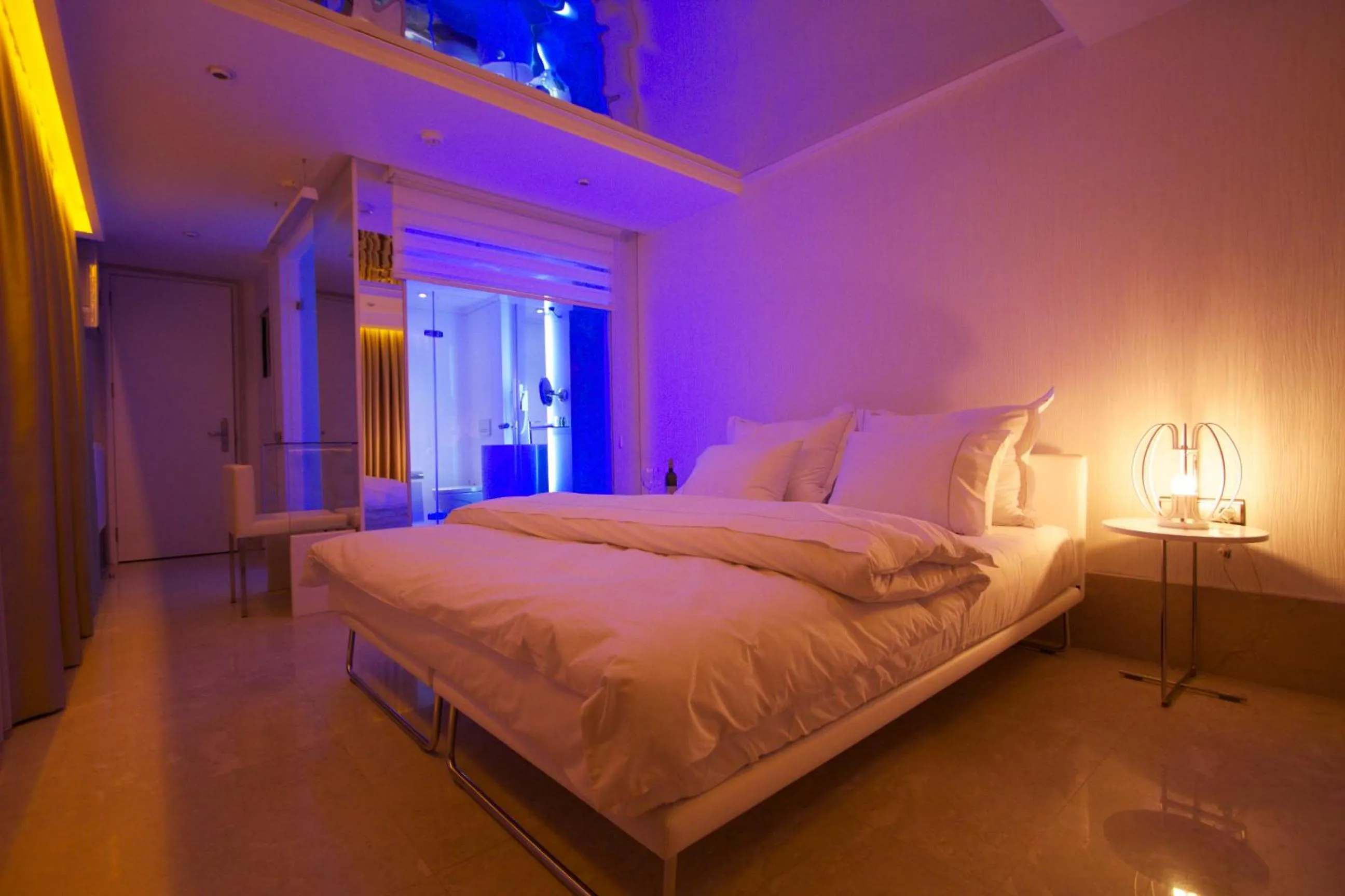 Photo of the whole room, Bed in Venn Boutique Hotel