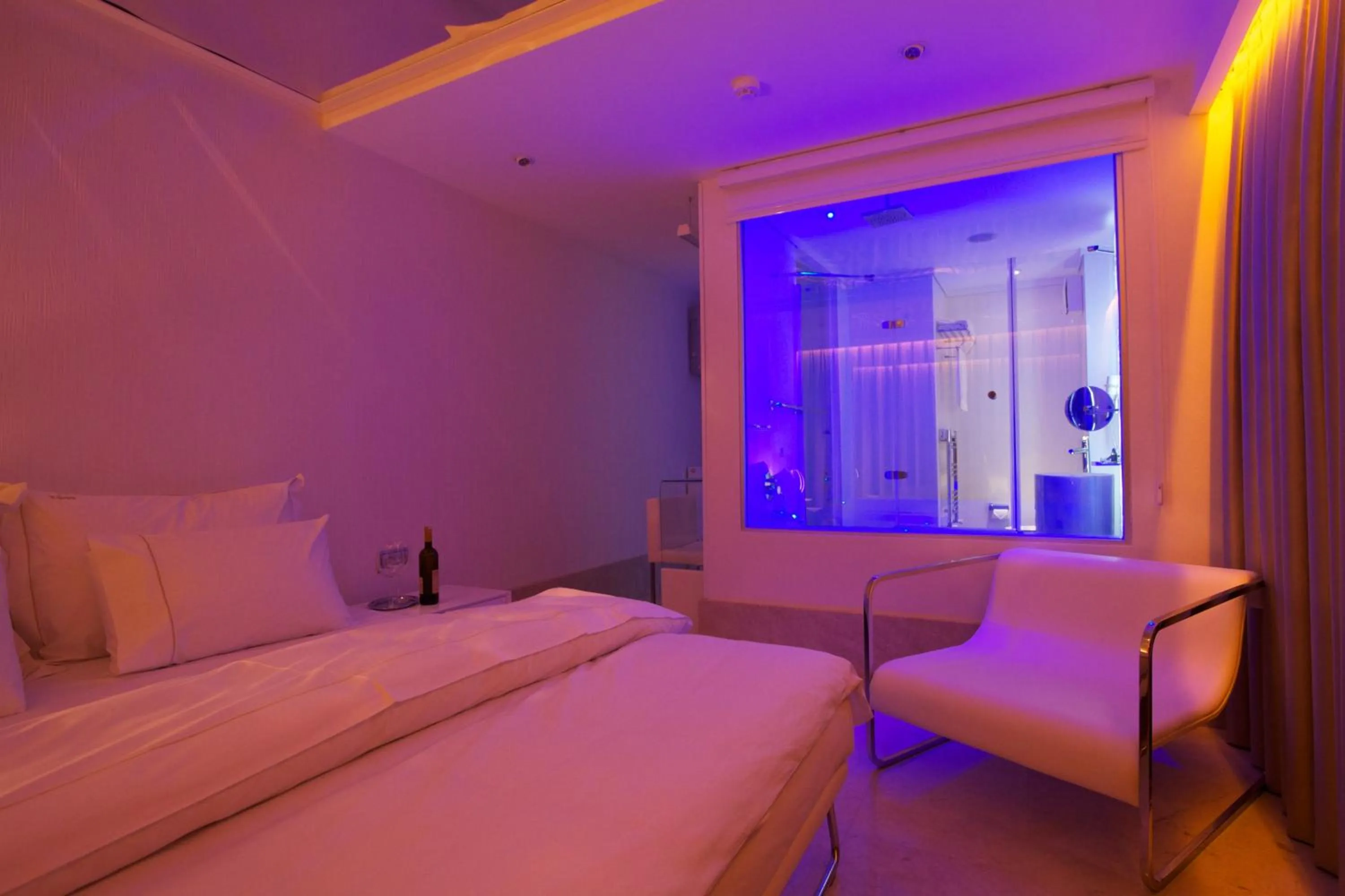 Bathroom, Bed in Venn Boutique Hotel