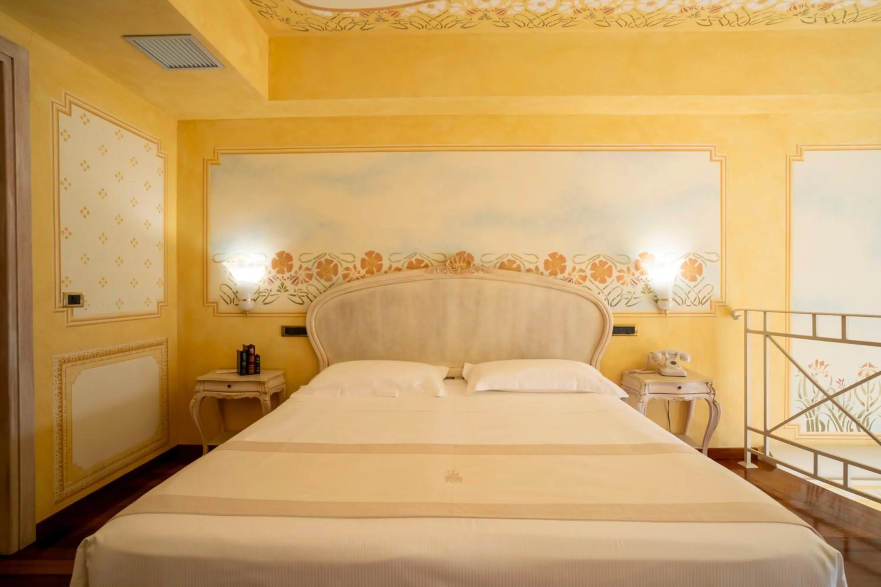 Bedroom, Bed in Suite Hotel Nettuno