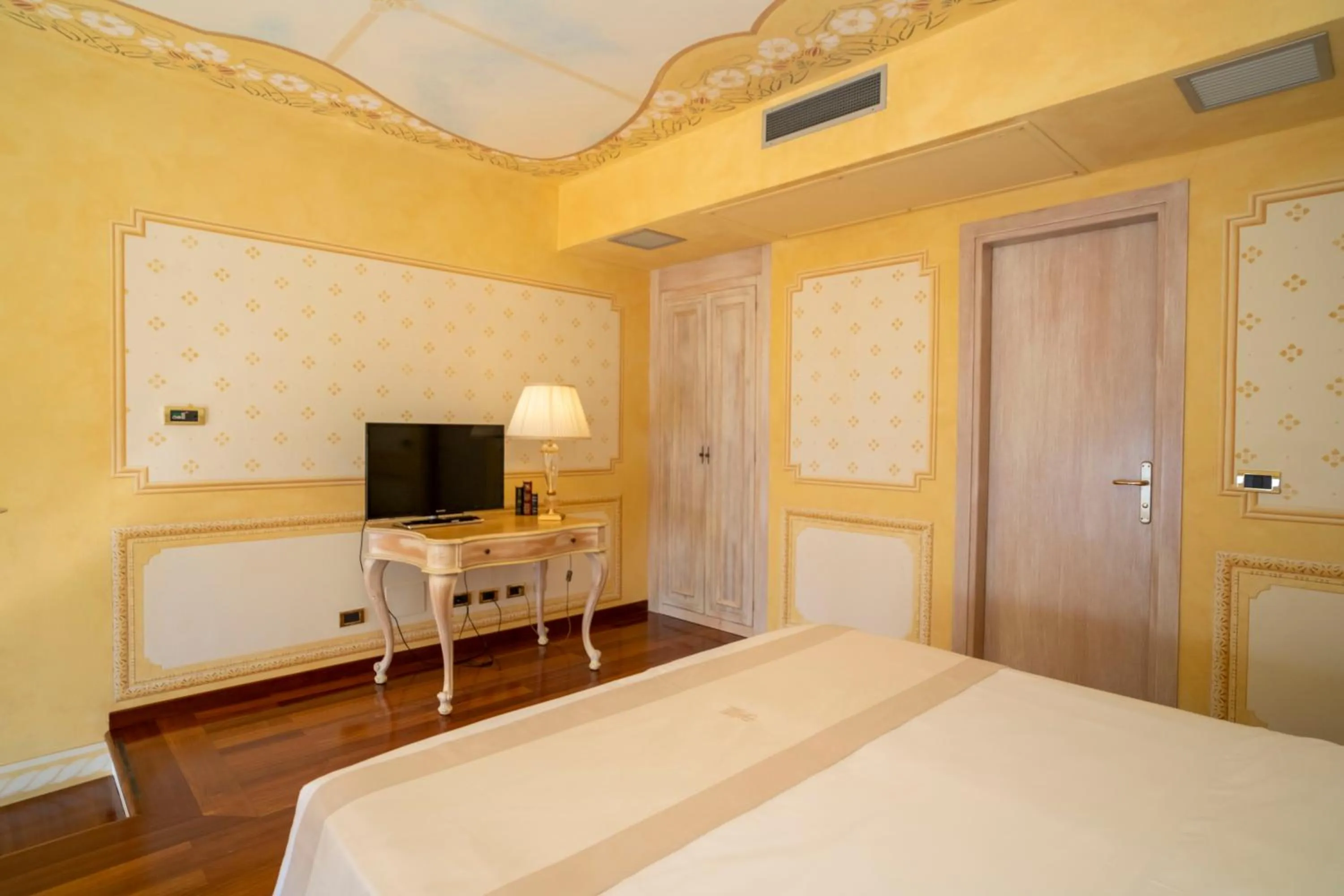 Bedroom, Bed in Suite Hotel Nettuno