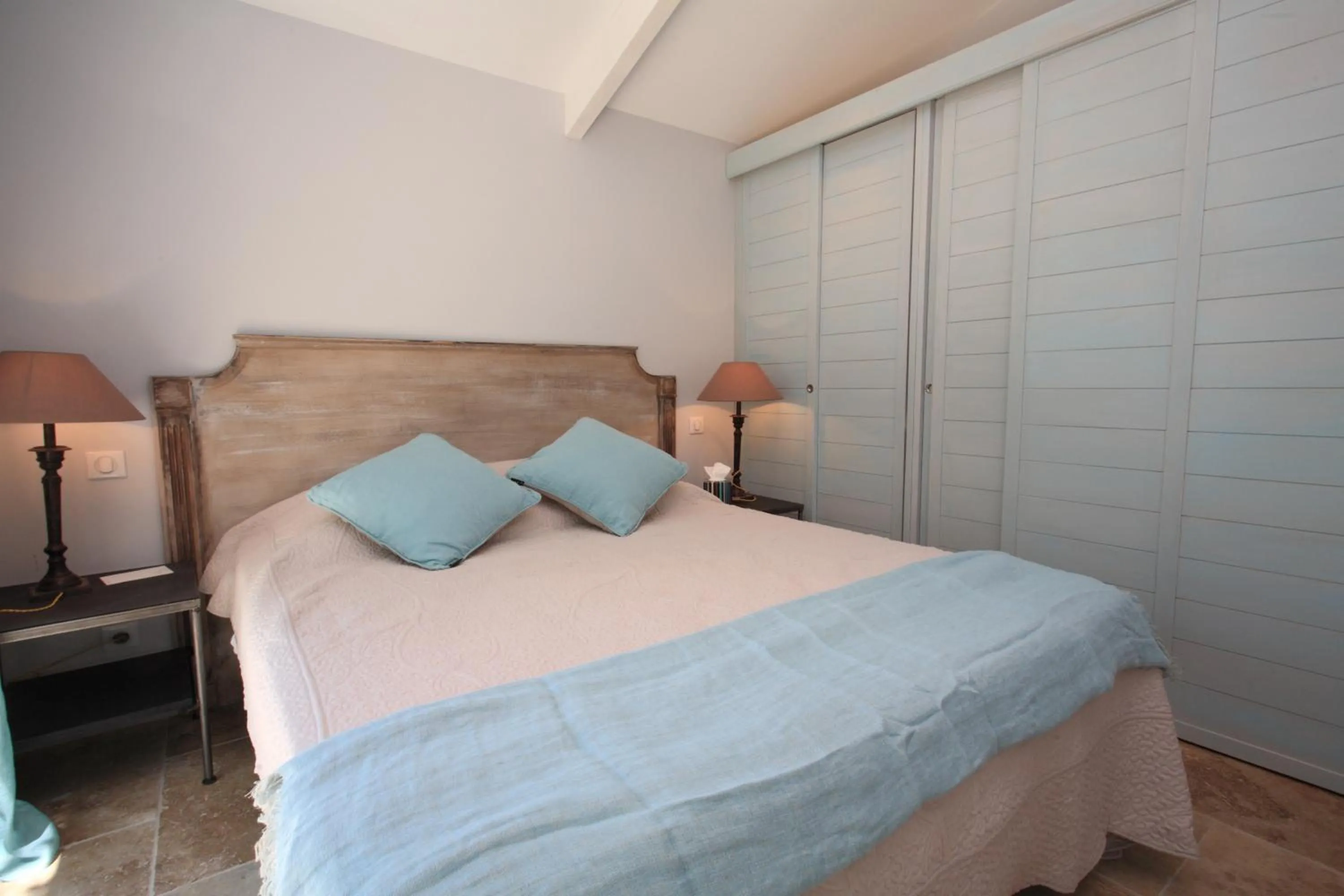 Bedroom, Bed in Mas De Gordes