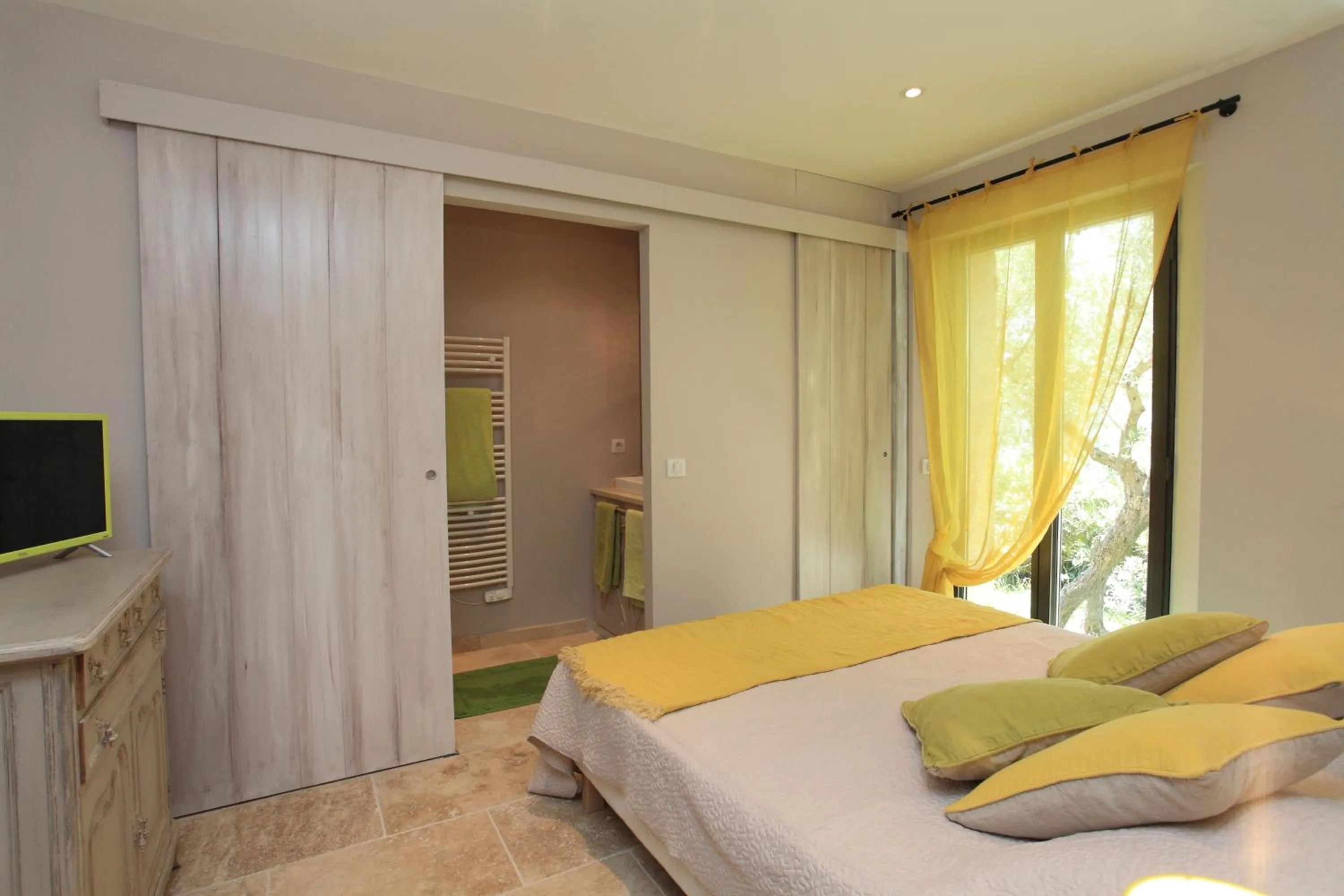 Bedroom, Bed in Mas De Gordes