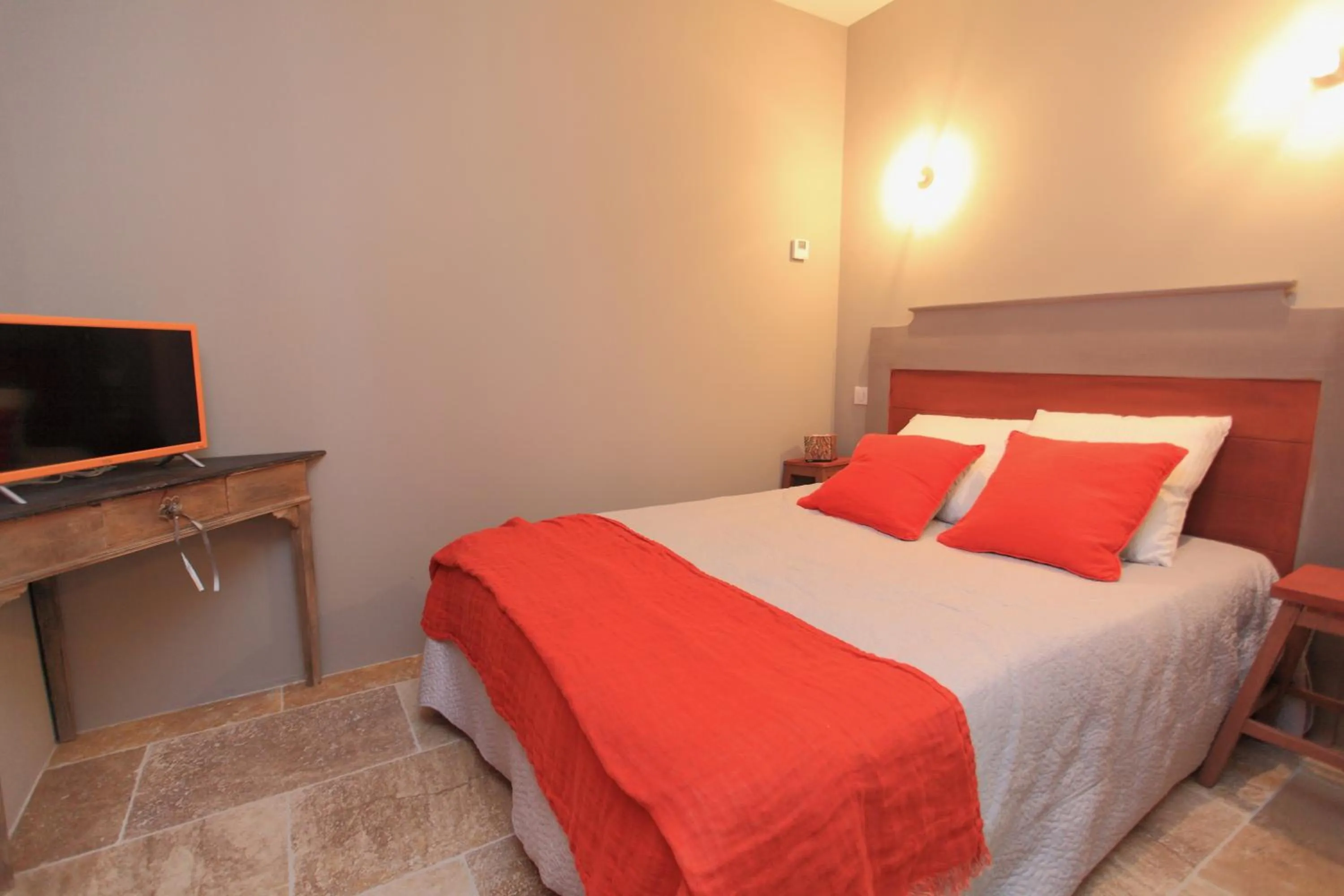 Bedroom, Bed in Mas De Gordes