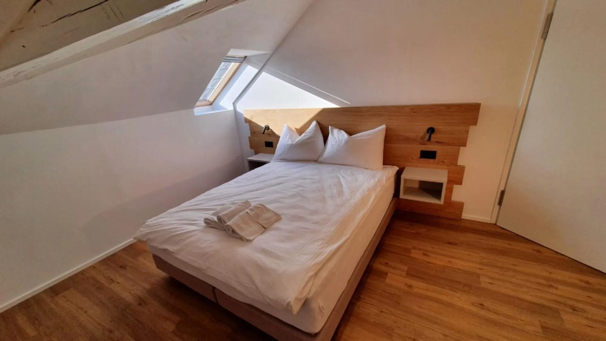 Photo of the whole room, Bed in smartroom Rössli Hunzenschwil