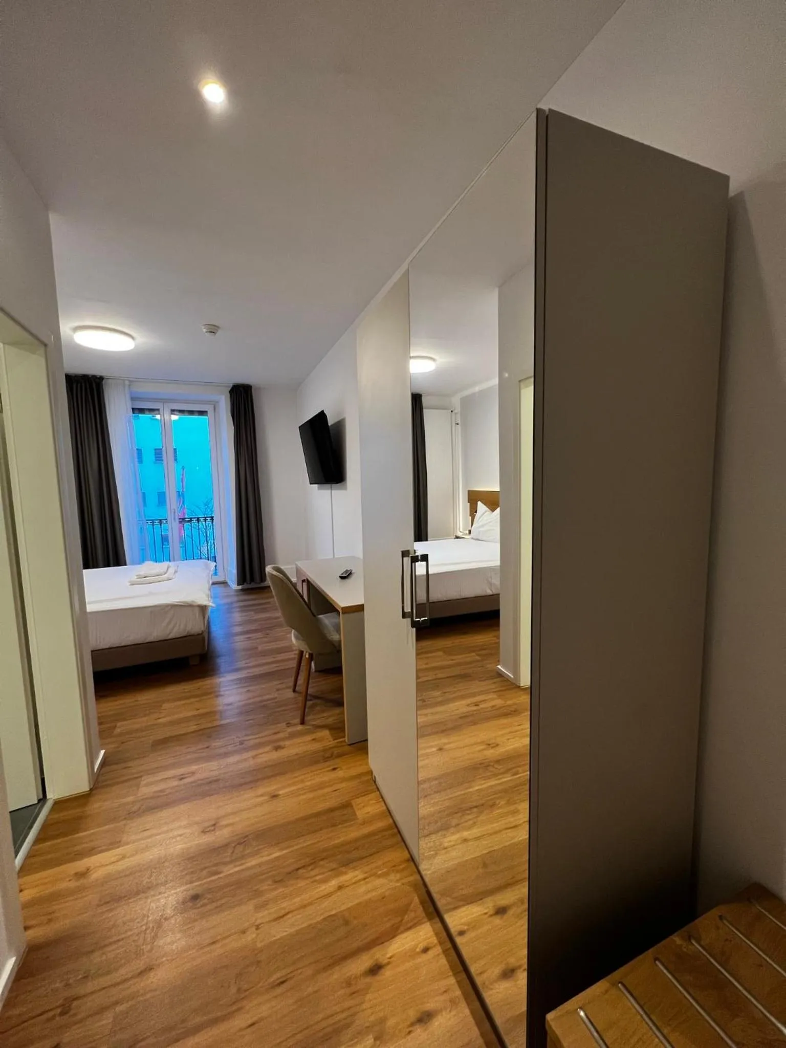 Photo of the whole room, Bed in smartroom Rössli Hunzenschwil