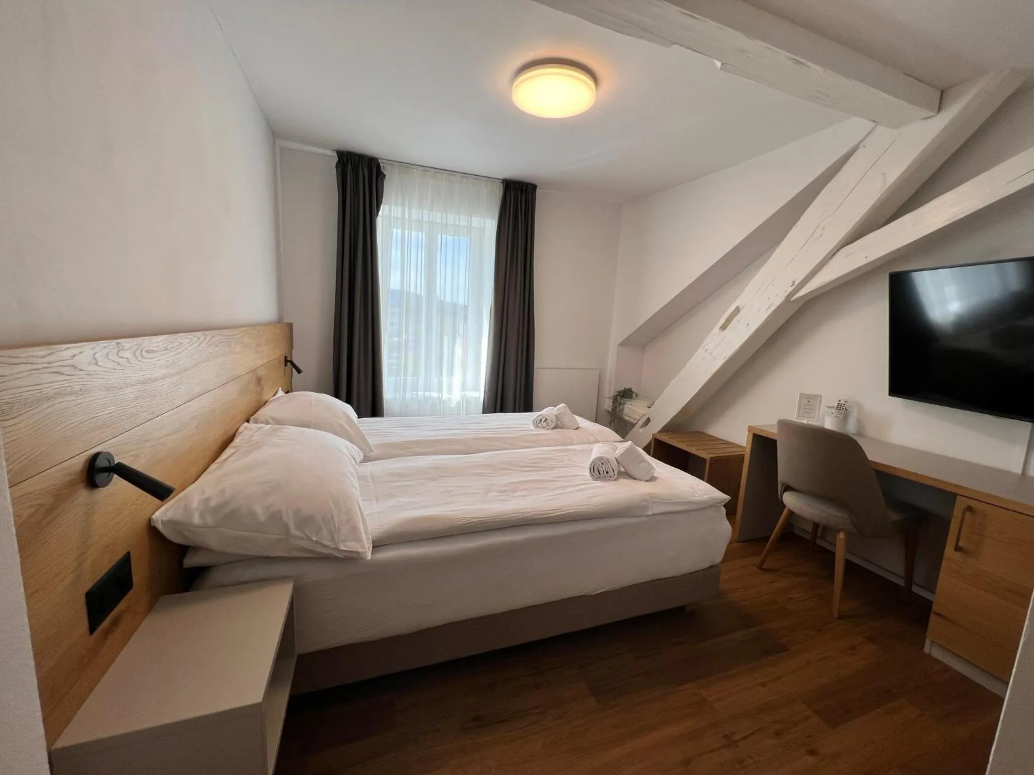 Photo of the whole room, Bed in smartroom Rössli Hunzenschwil