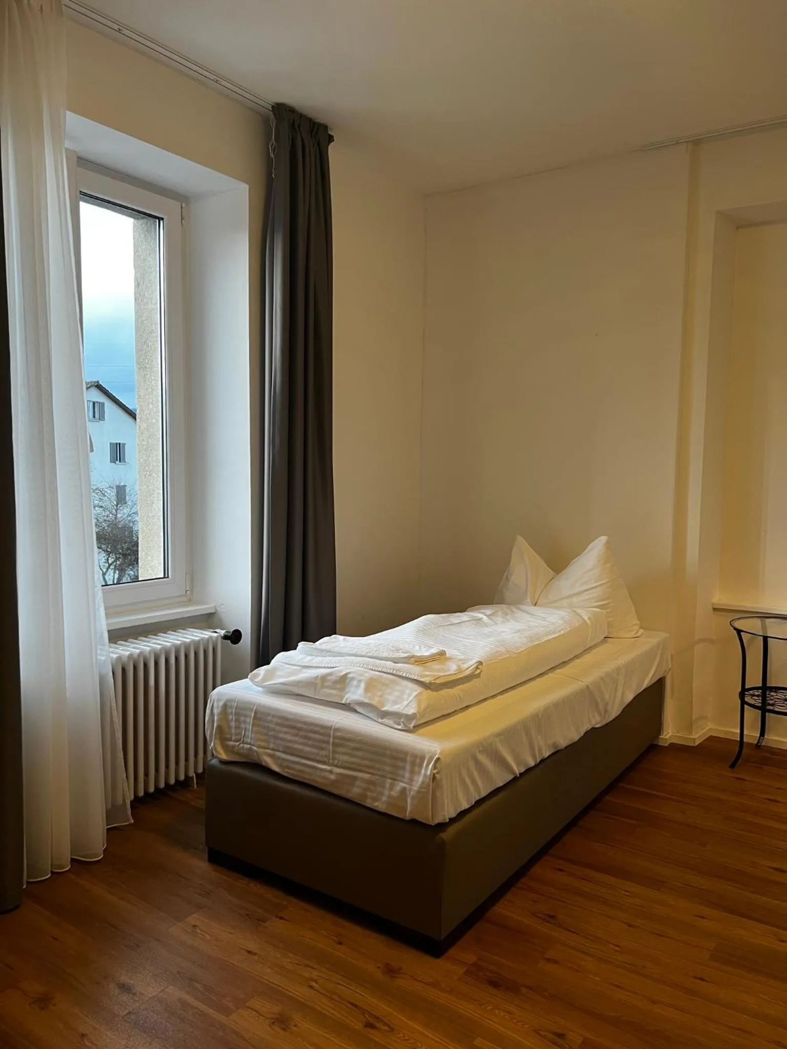 Photo of the whole room, Bed in smartroom Rössli Hunzenschwil