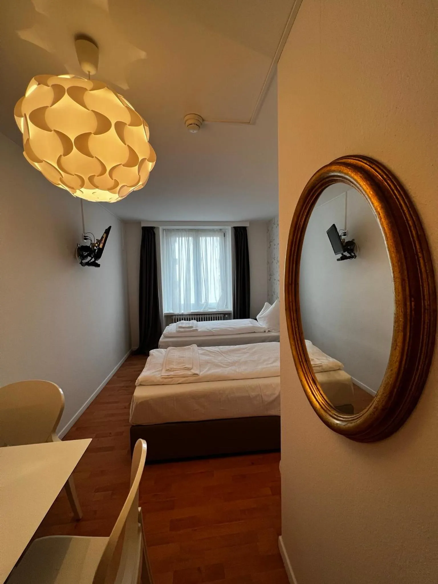 Photo of the whole room, Bed in smartroom Rössli Hunzenschwil