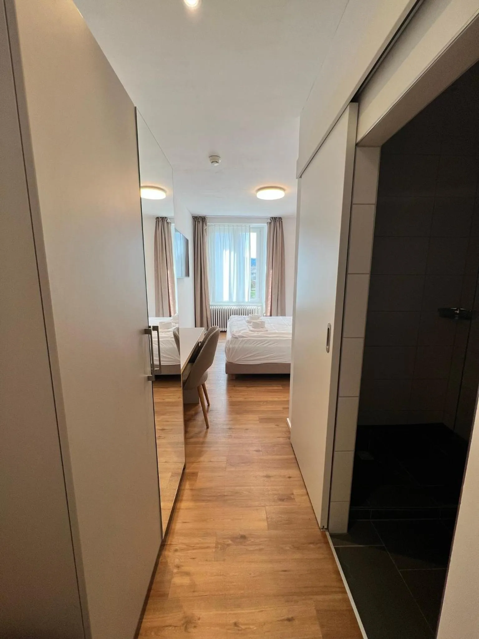 Photo of the whole room, Bed in smartroom Rössli Hunzenschwil