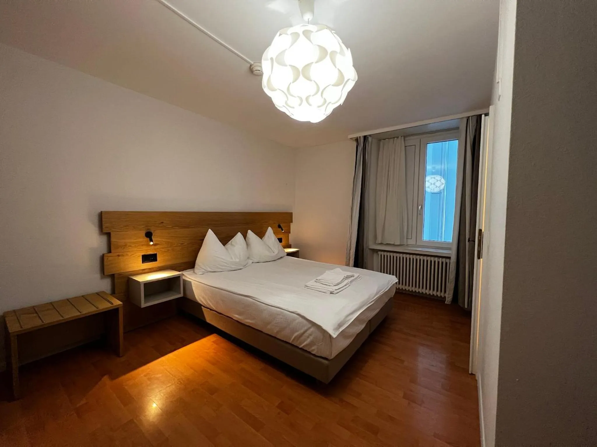 Photo of the whole room, Bed in smartroom Rössli Hunzenschwil