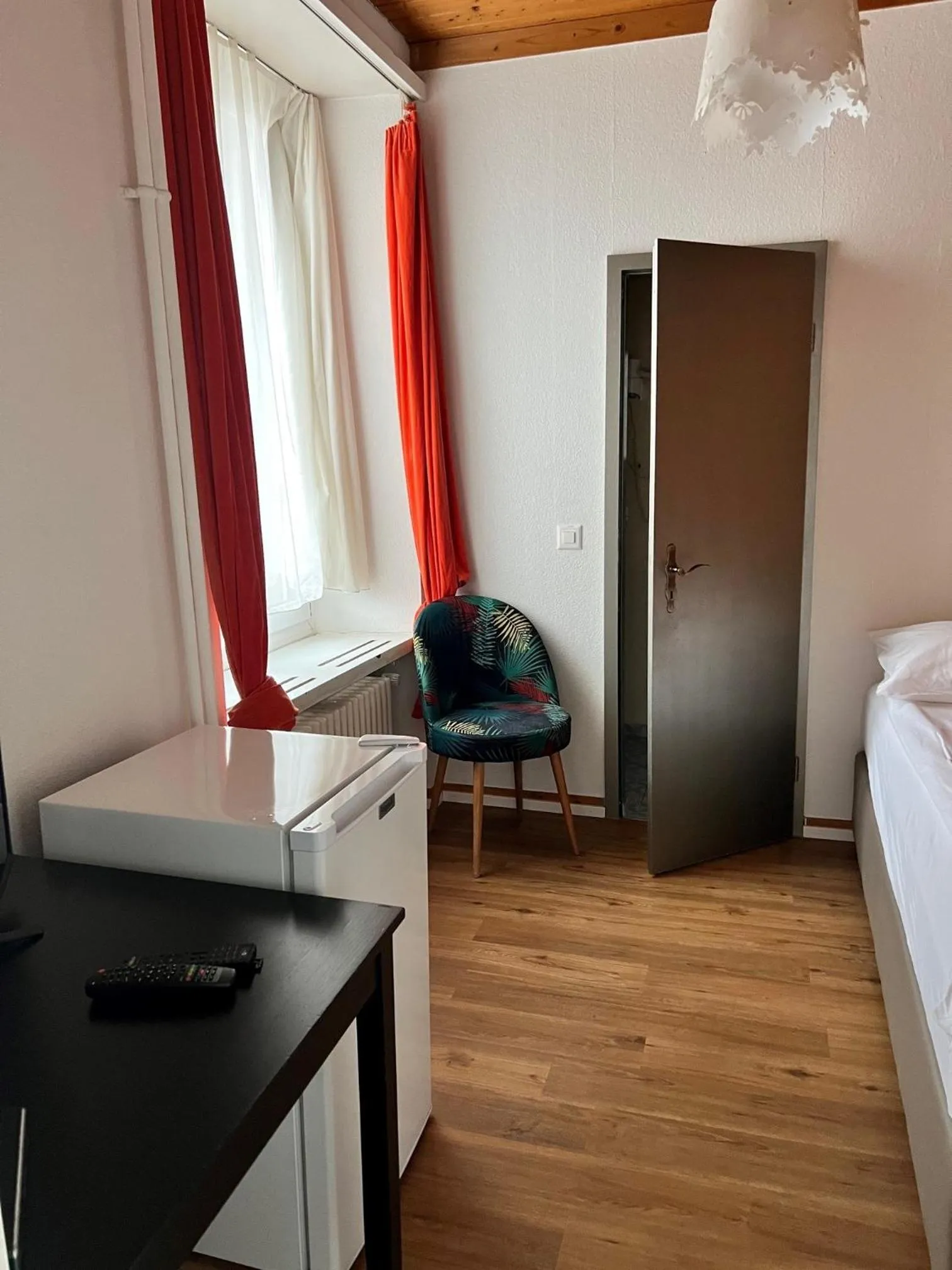 Photo of the whole room, Bed in smartroom Rössli Hunzenschwil