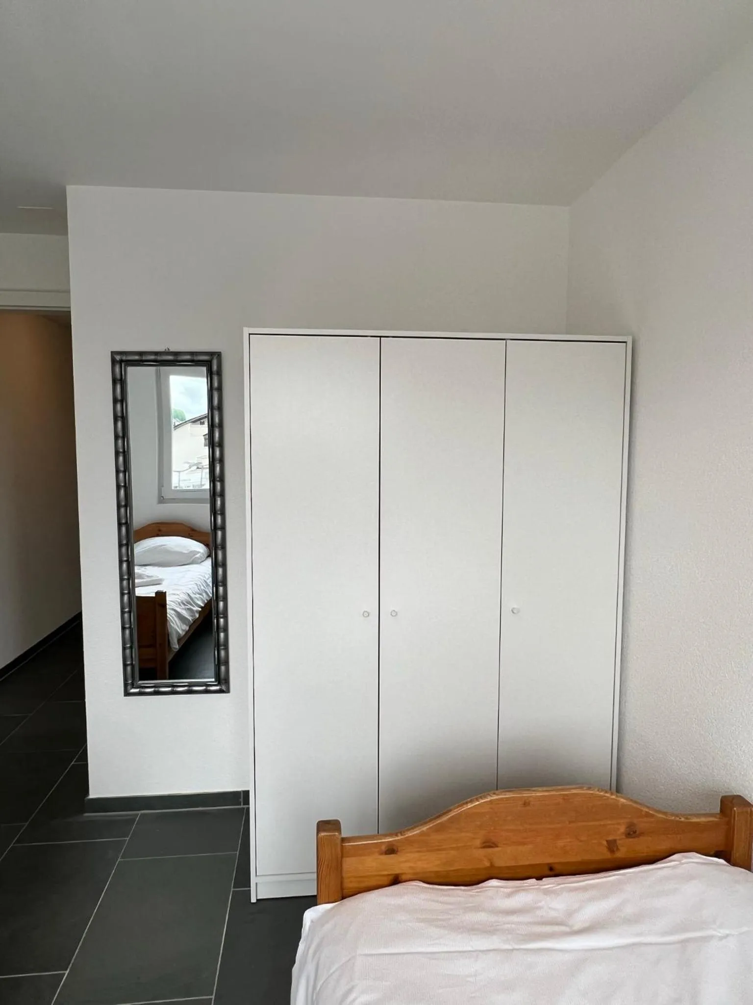 Photo of the whole room, Bed in smartroom Rössli Hunzenschwil