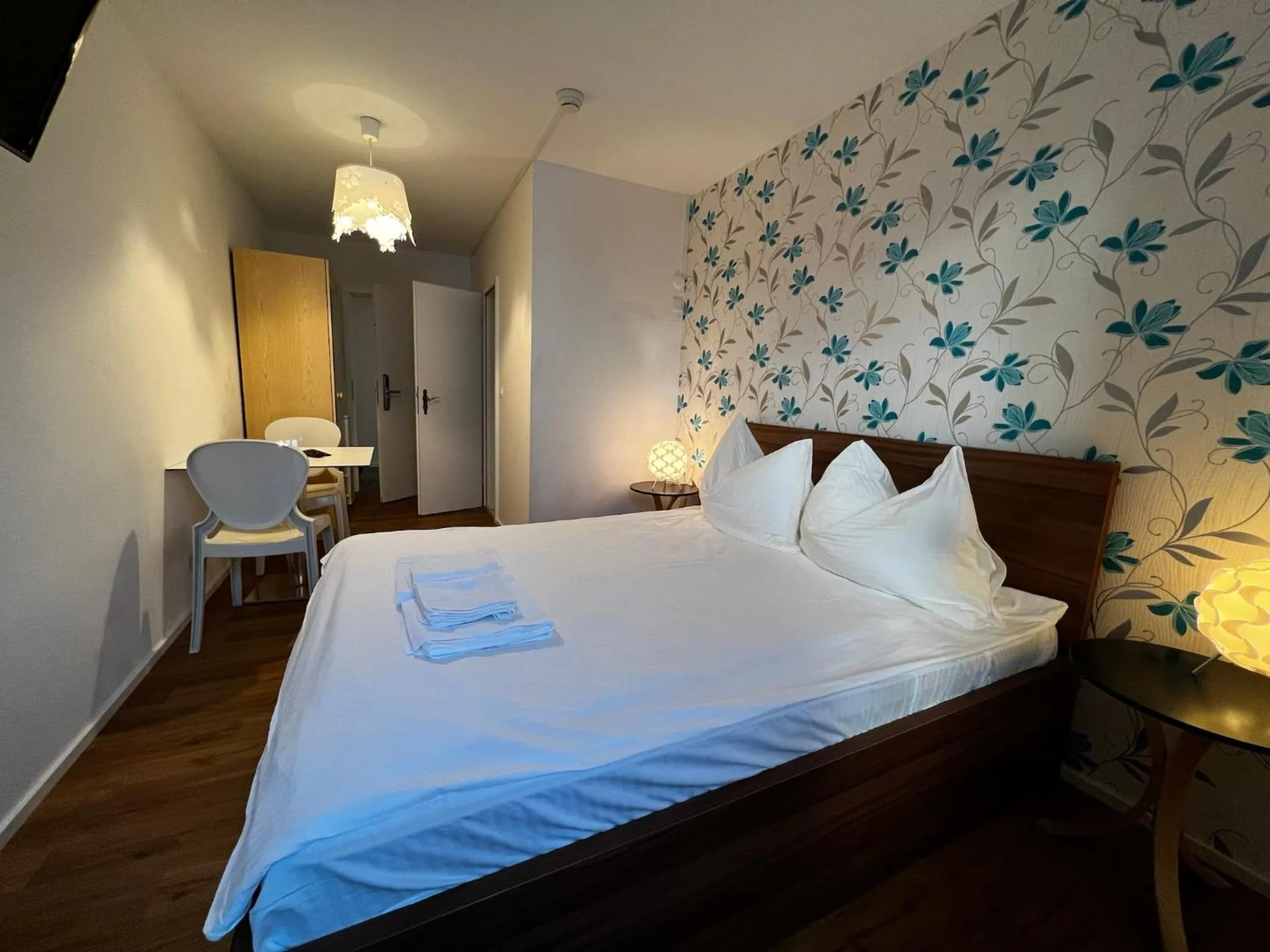 Photo of the whole room, Bed in smartroom Rössli Hunzenschwil