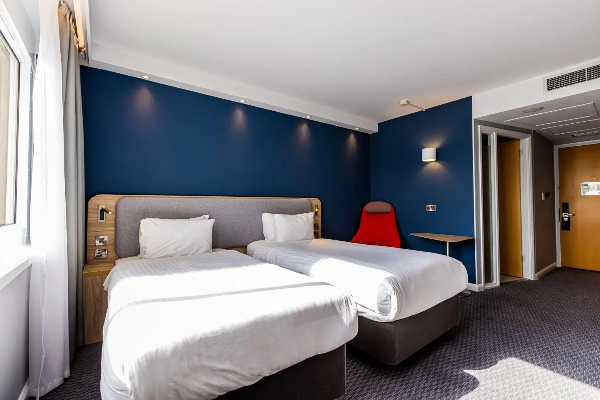 Photo of the whole room, Bed in Holiday Inn Express Norwich by IHG Photo of the whole room, Bed in Holiday Inn Express Norwich by IHG