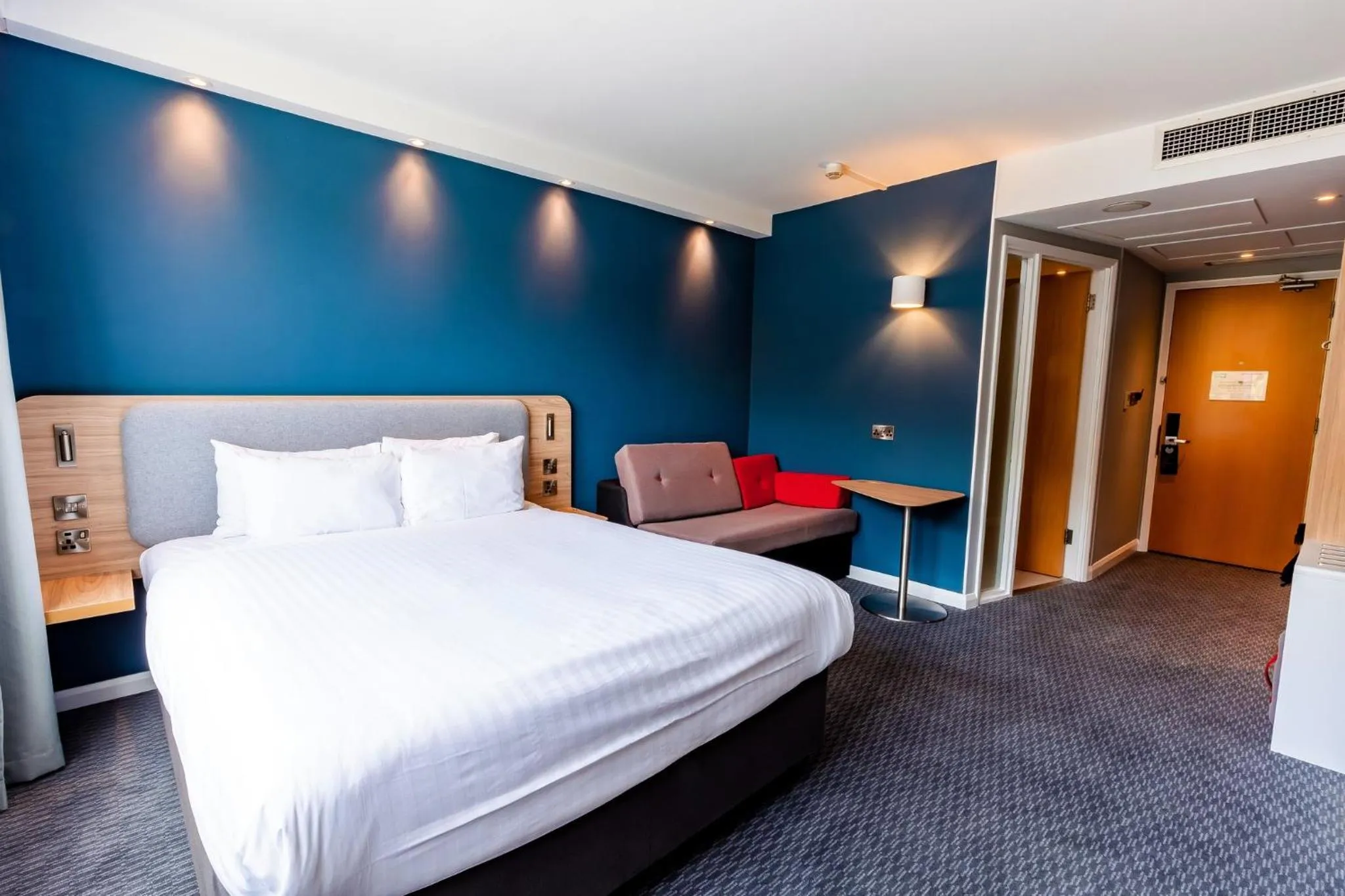 Photo of the whole room, Bed in Holiday Inn Express Norwich by IHG