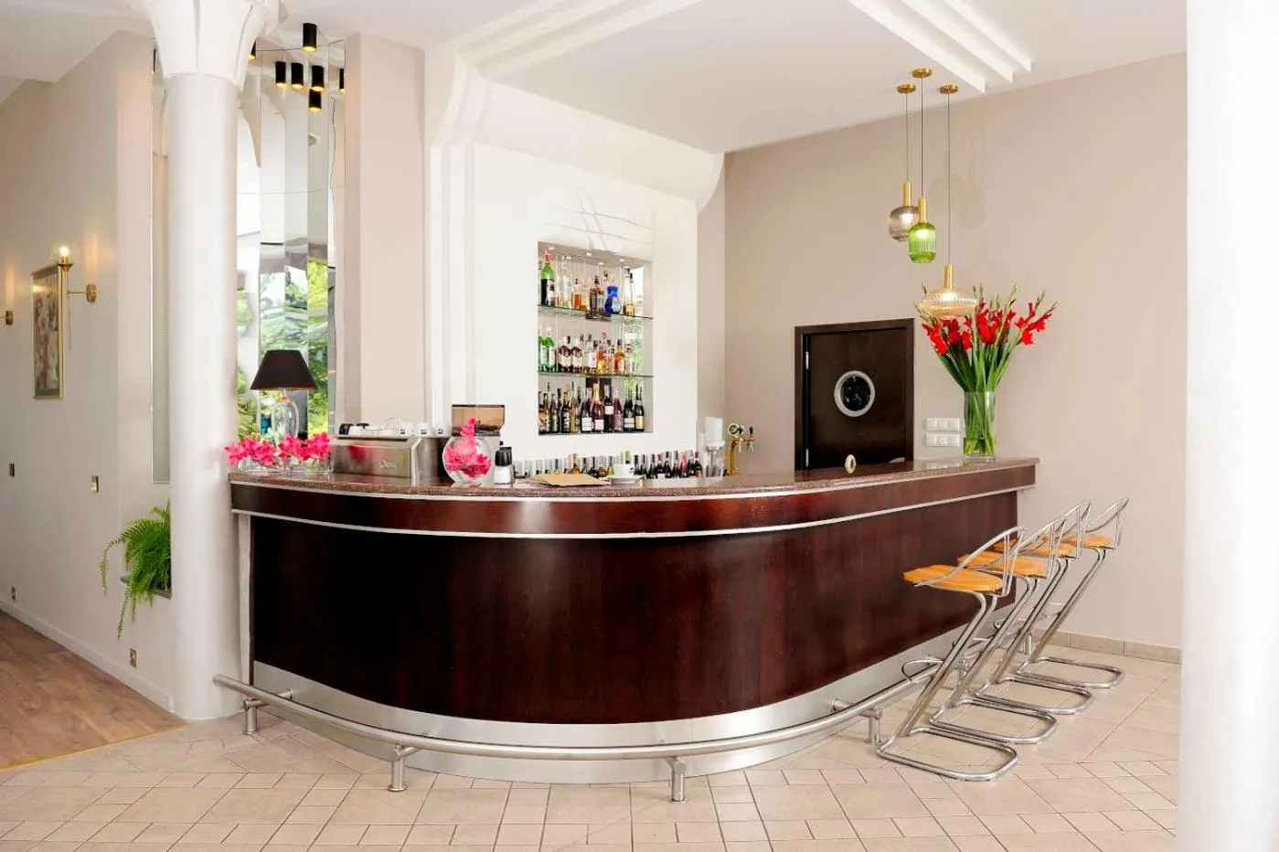 Restaurant/places to eat in Hotel Preemier