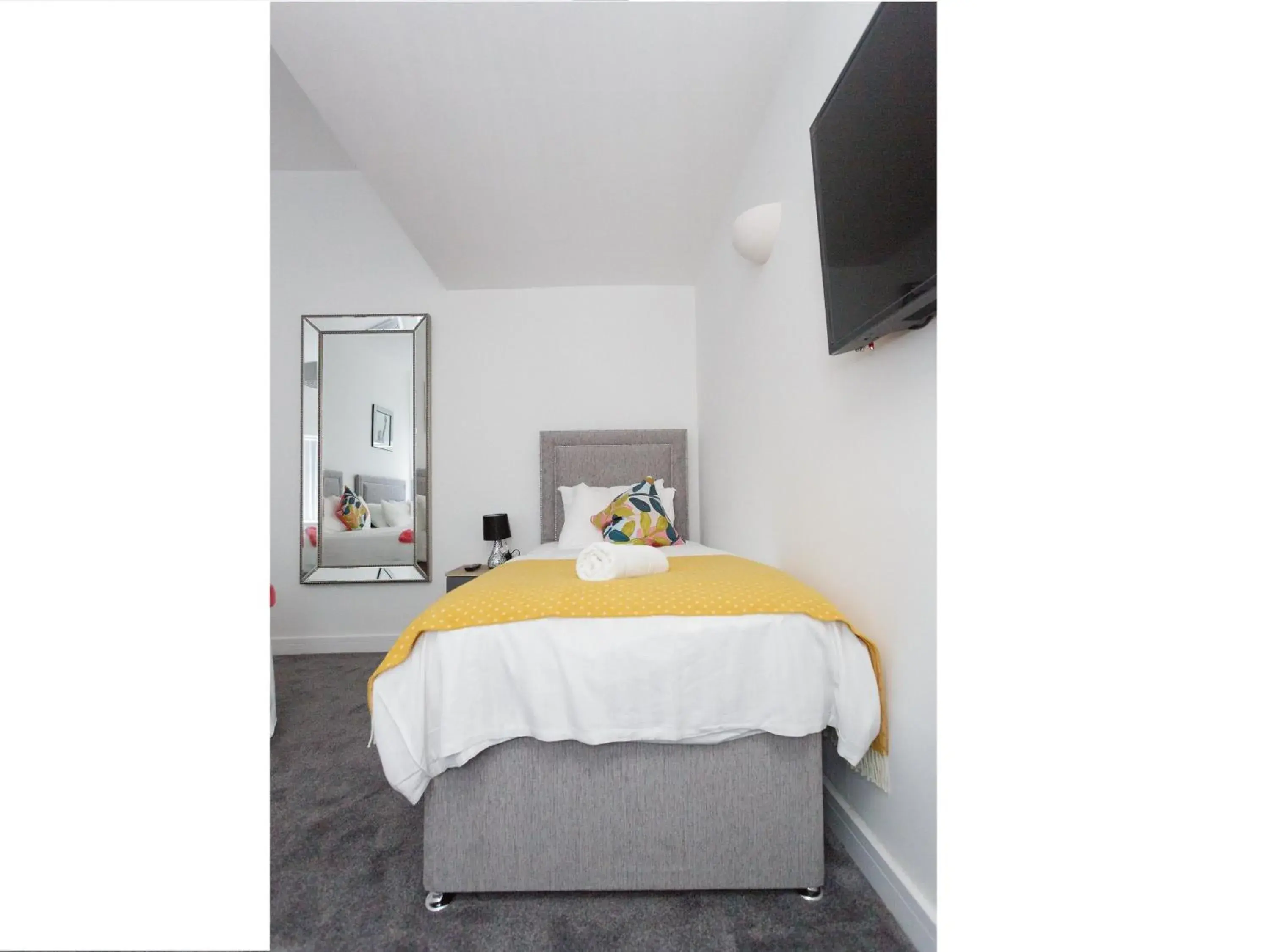 Bedroom, Bed in Live in Leeds Greenhill Bungalows Bedroom, Bed in Live in Leeds Greenhill Bungalows