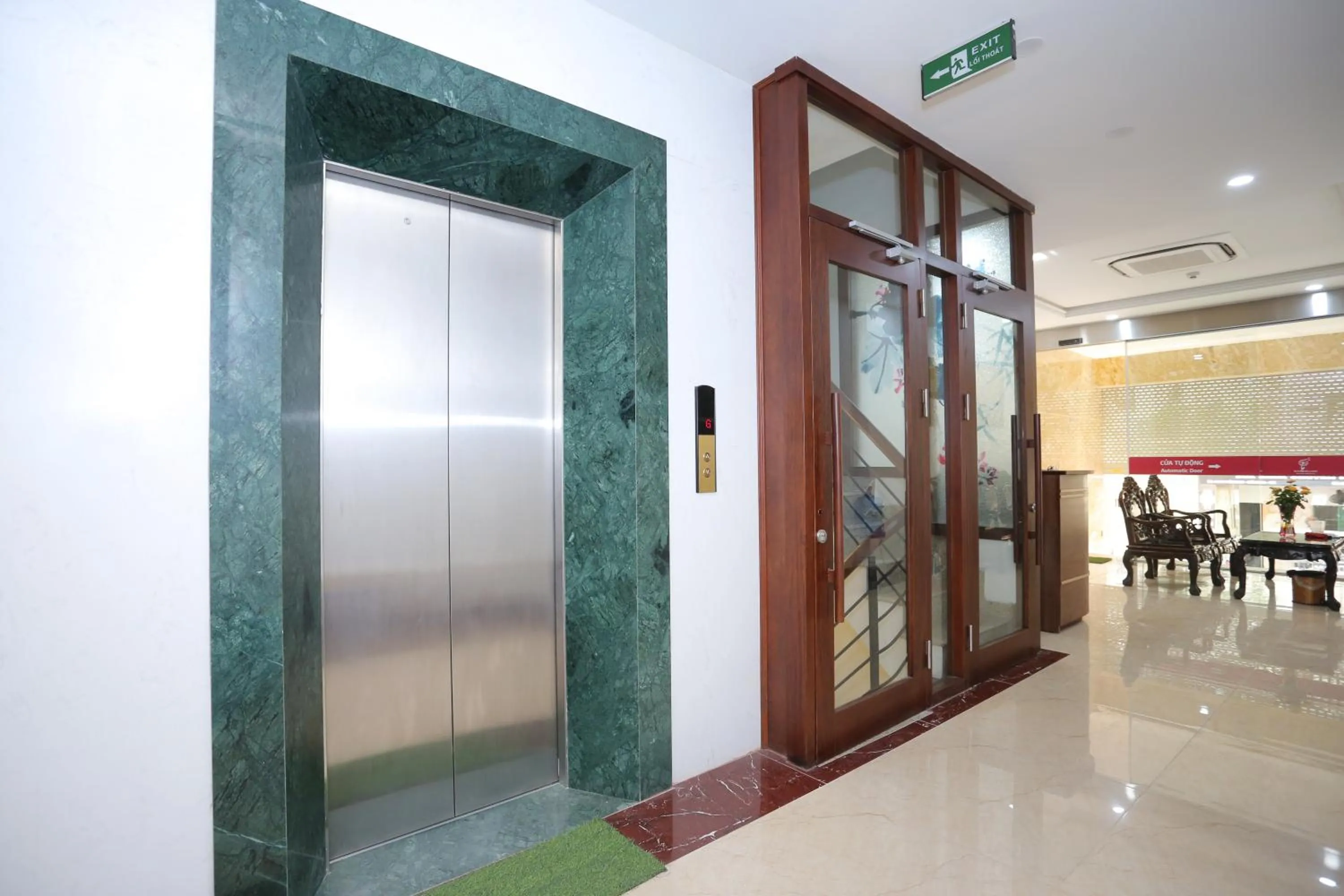 Communal lounge/ TV room in Cat Linh ARL55 Hotel