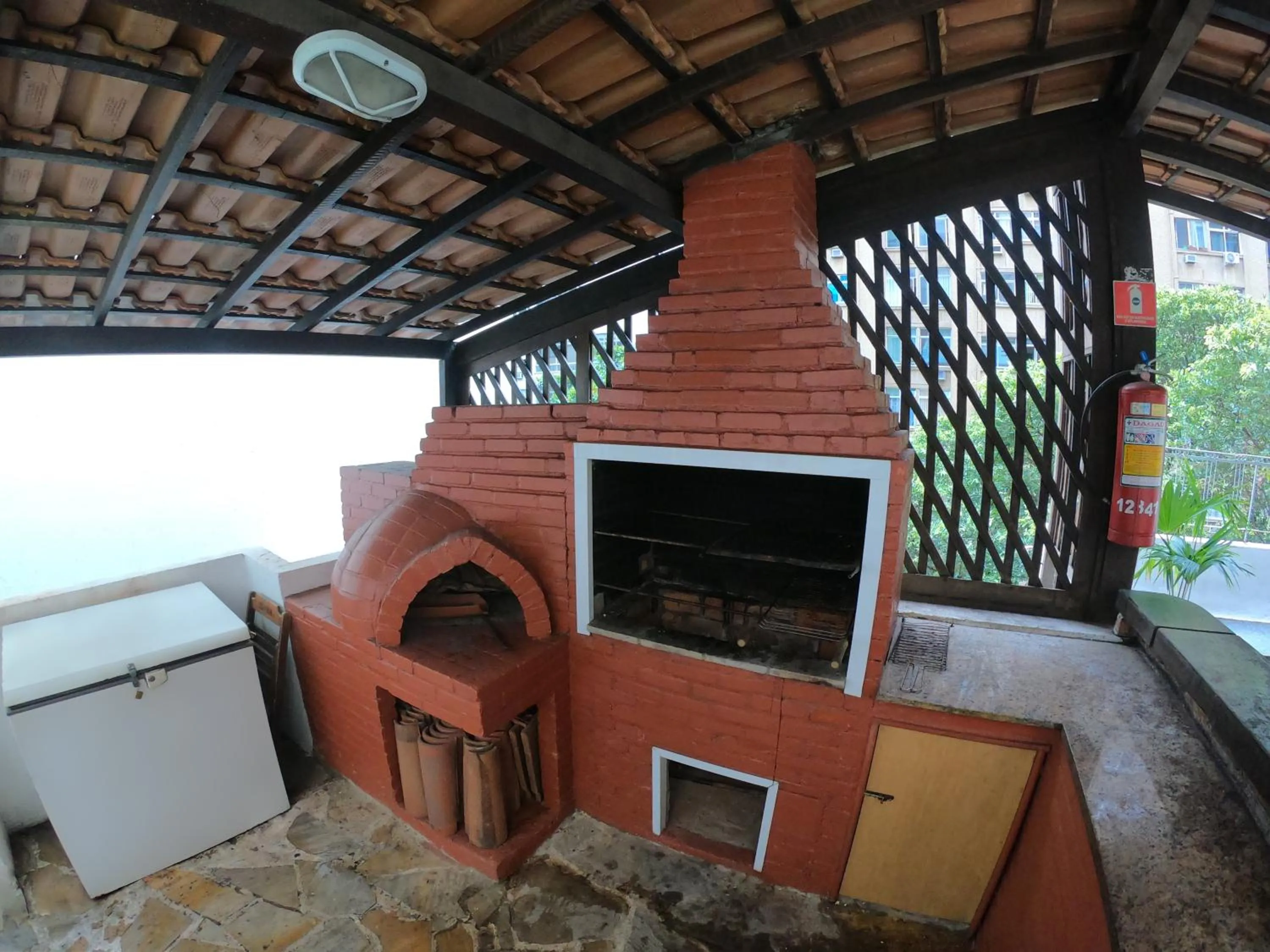 Kitchen or kitchenette in Che Lagarto Hostel Copacabana