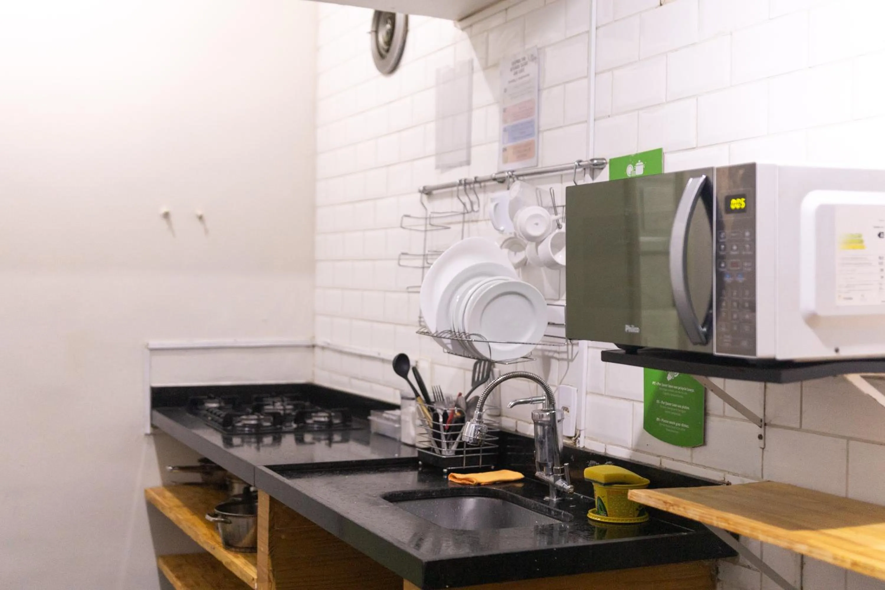 Communal kitchen in Che Lagarto Hostel Copacabana